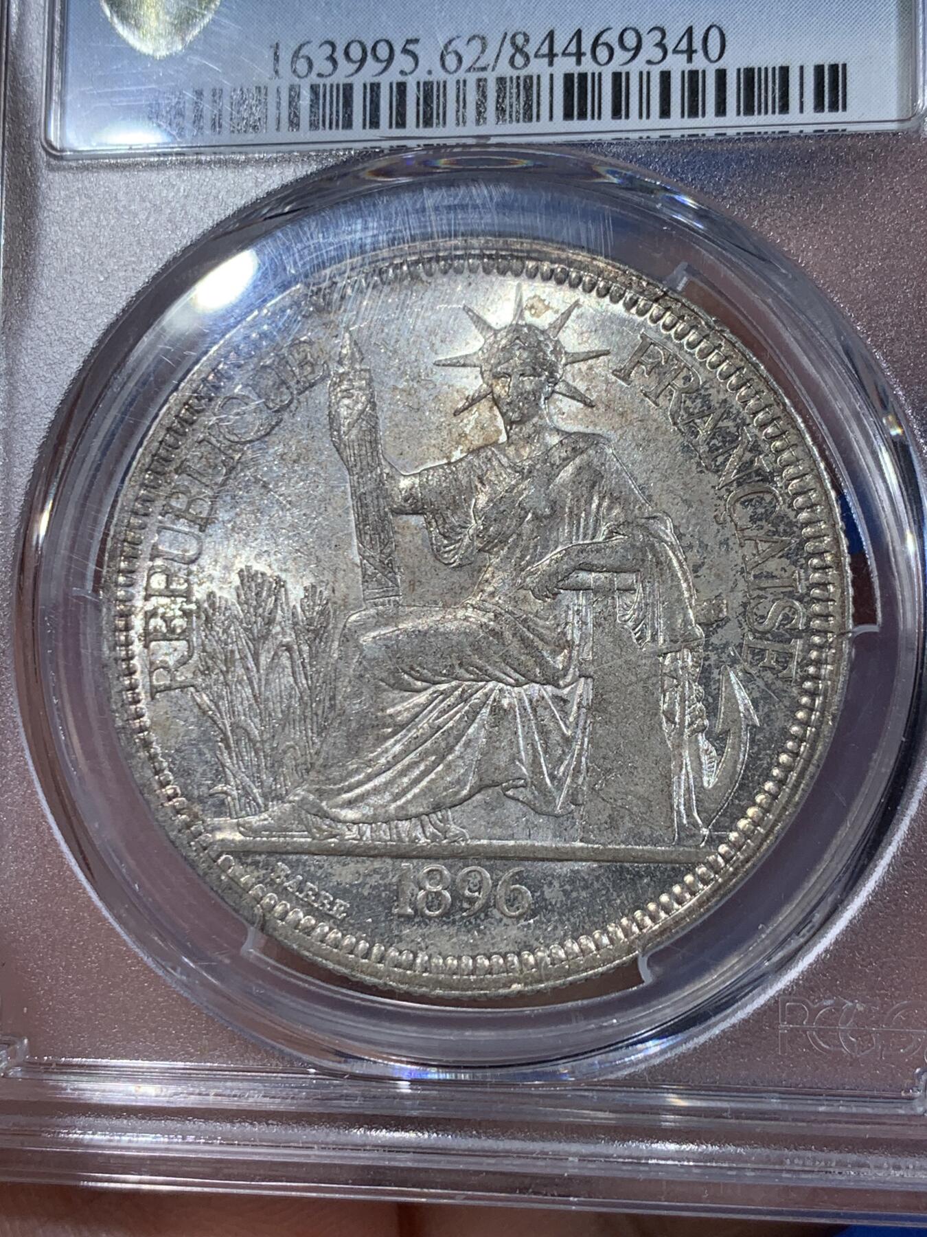 《竞宝斋》第441场 周日，周一，2场连拍 （全场包邮） PCGS MS62 法属印支1896年1皮阿斯特坐洋大银，包浆挡不住的爆炸转光，银光曜曜，状态出色。坐洋早中期的高难年份，P盒62已极难得，更高仅16枚。早在2015年HA拍卖64分合人民币23152元成交