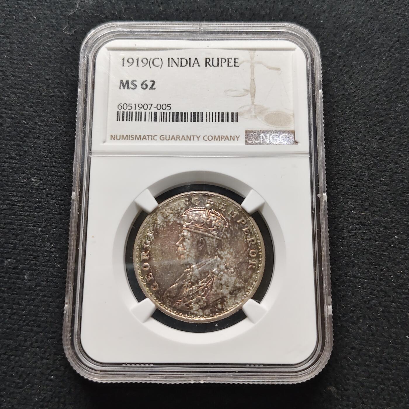 【全场包邮】纯粹捡漏拍481场（免费代拍第18场） 英属印度1919年乔治五世1卢比银币（彩色包浆）-NGC MS62