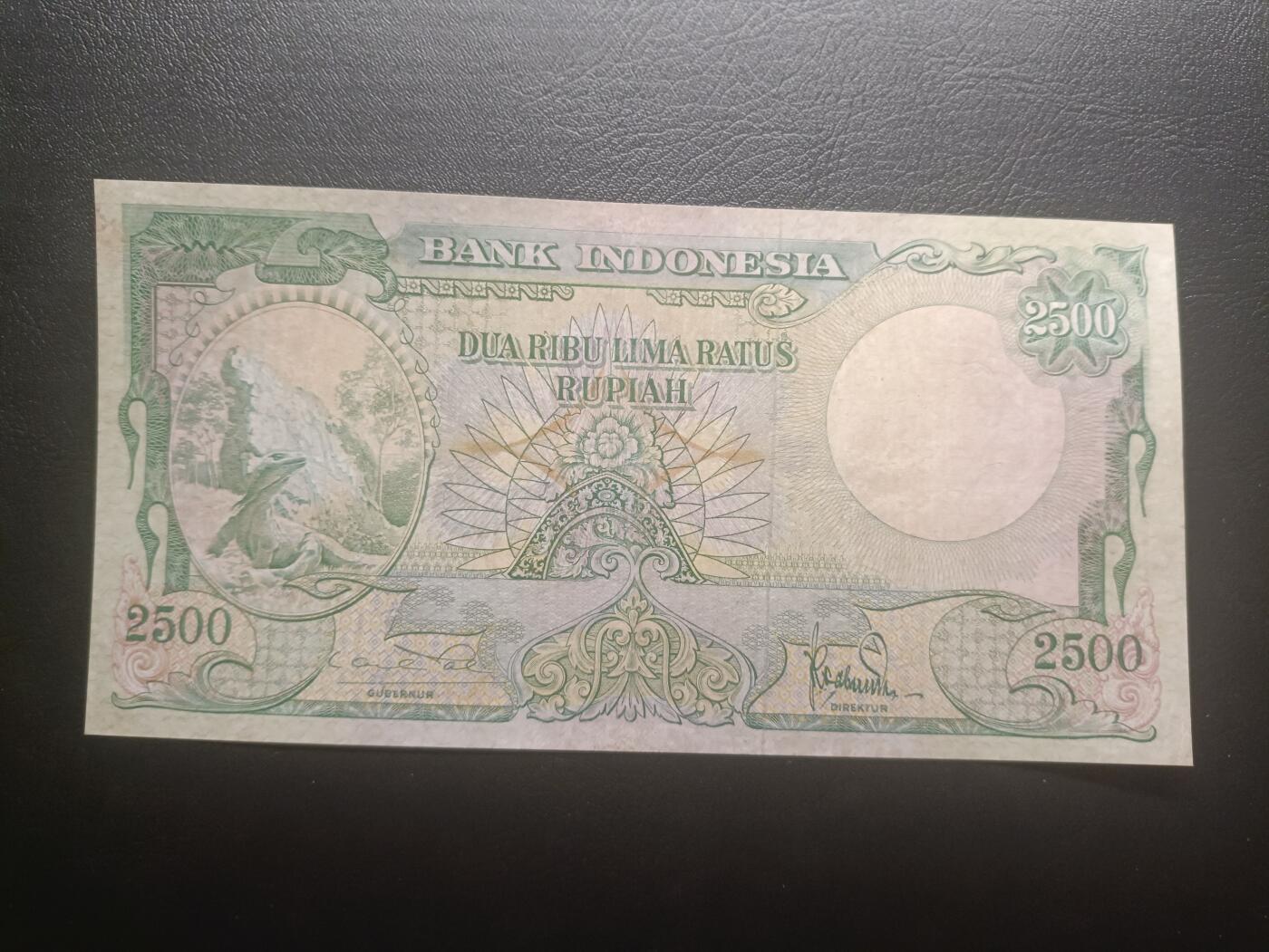 2025十一月第六期，总第204期 印度尼西亚1957版2500卢比流通好品XF，科莫多巨蜥和河边小村，少见面值