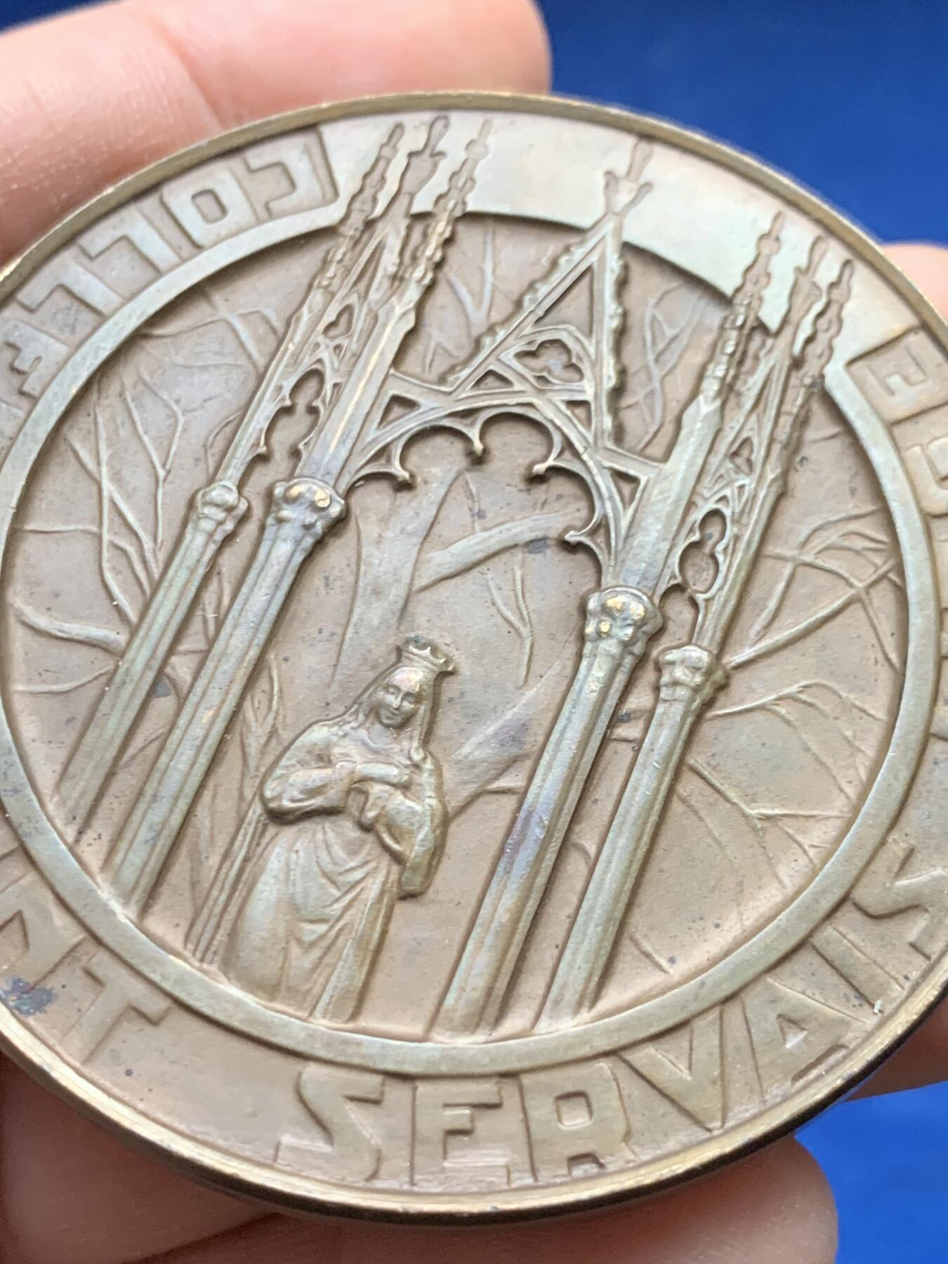 《竞宝斋》第441场 周日，周一，2场连拍 （全场包邮） 法国巴黎圣母院1838-1938年百年纪念大铜章，圣母抱婴题材带边铭，直径61mm ，重量105.8g。