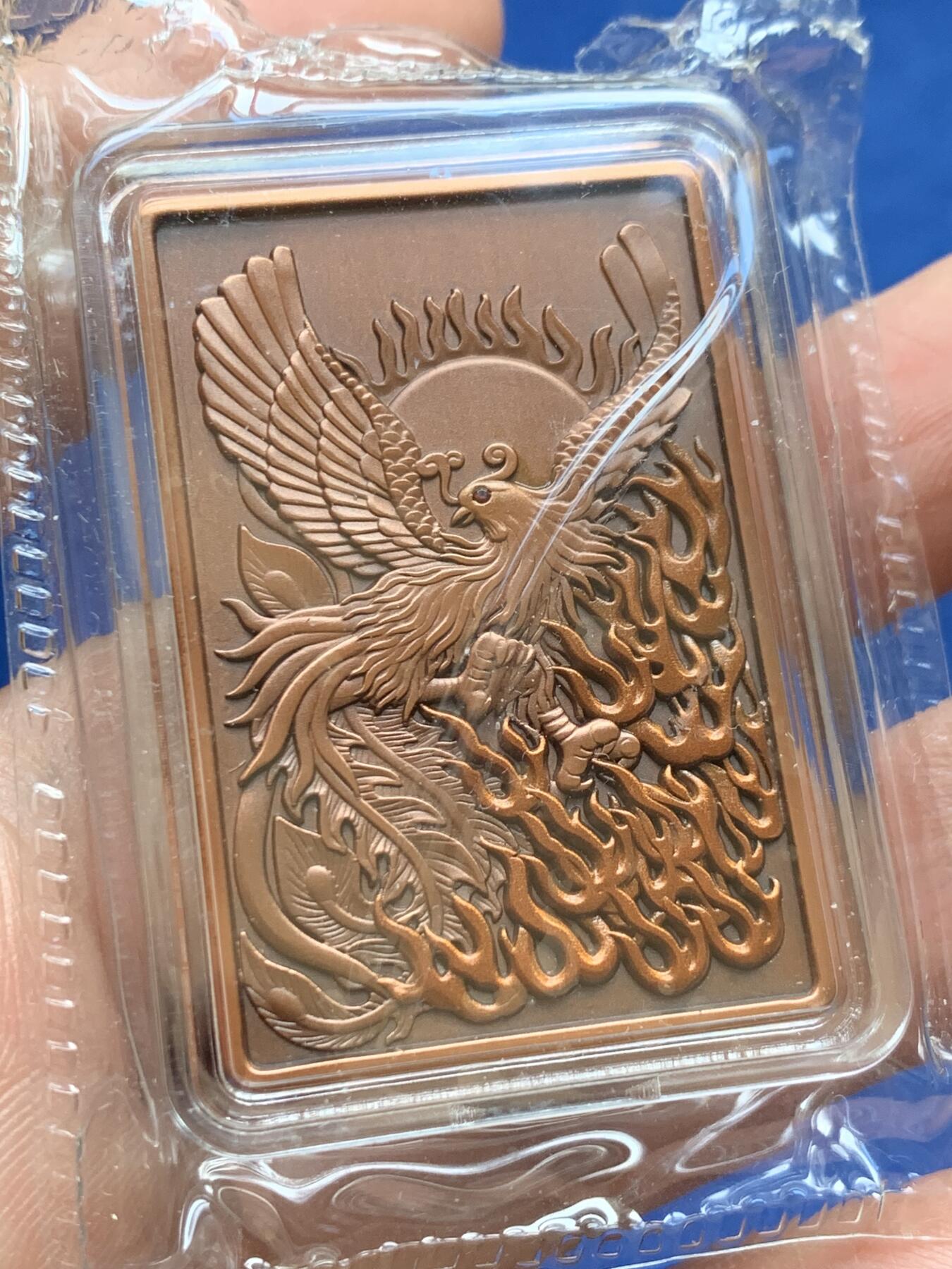 《竞宝斋》第441场 周日，周一，2场连拍 （全场包邮） 两枚一组 吉祥龍鳳方型紀念章，硫化古银+纯铜，吉祥龙凤铜章（铜硫化古银），规格30*45mm，镶嵌红宝石，中国钱币发行，发行量999枚，有证书。