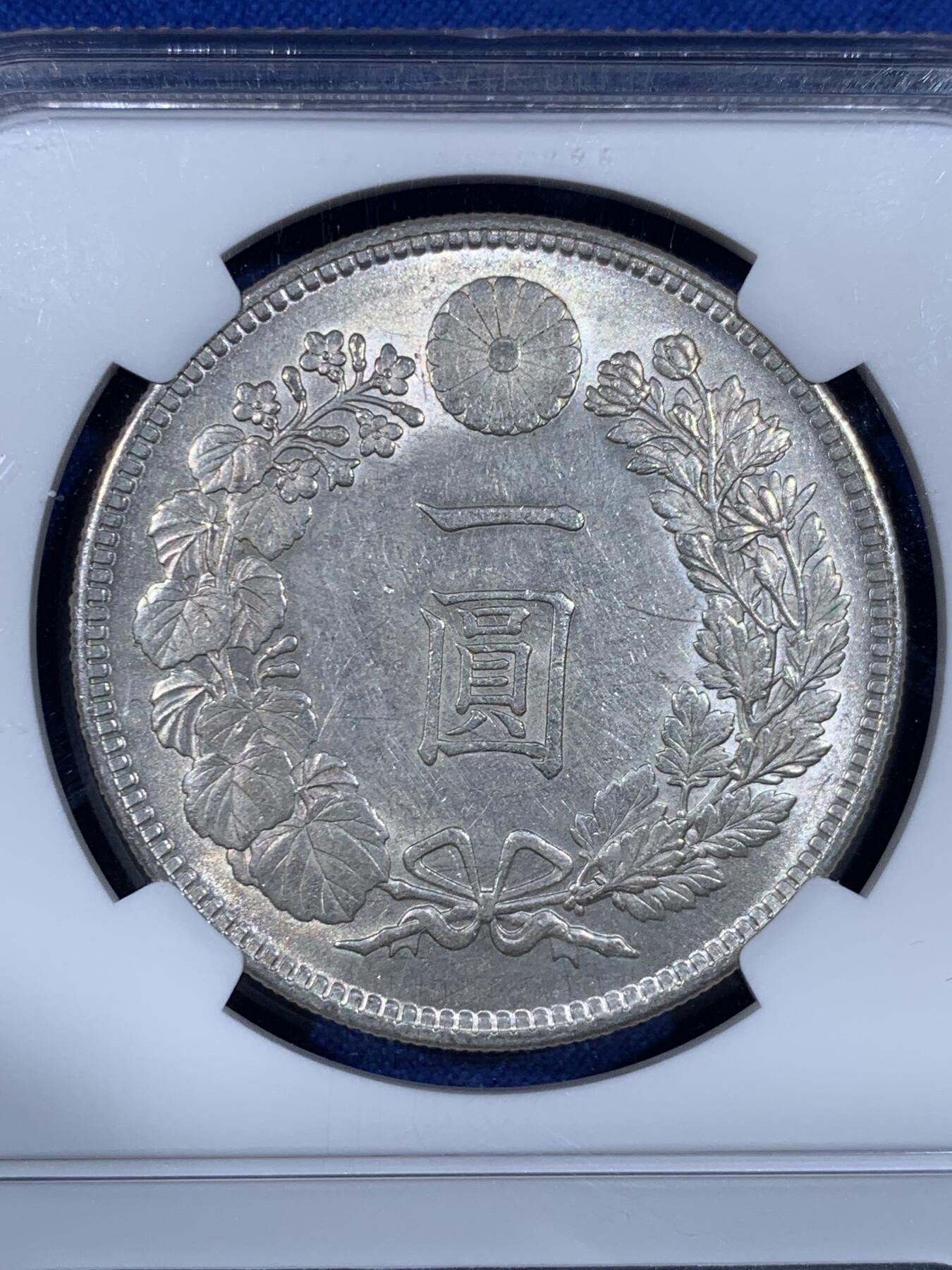 《竞宝斋》第441场 周日，周一，2场连拍 （全场包邮） NGC AU58 日本 大正三年 1914 龙一圆 品相还不错，转光强烈，值得入手。盒子下沿有磕，细节见图。