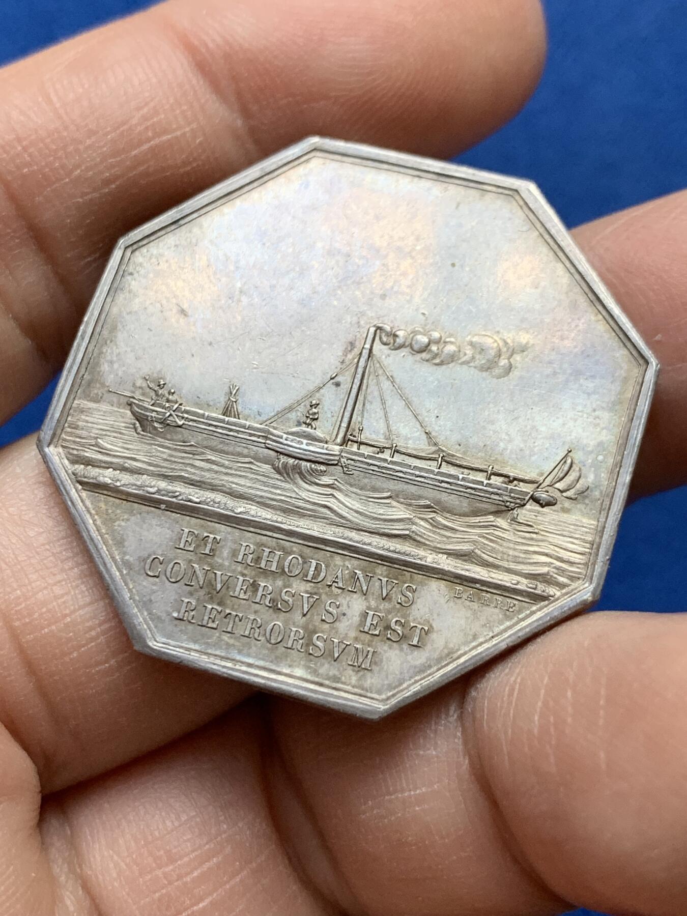 《竞宝斋》第441场 周日，周一，2场连拍 （全场包邮） 1830年法国罗纳蒸汽船公司八角银质代币，34.6MM，18.7克，早期手指边铭，状态不错