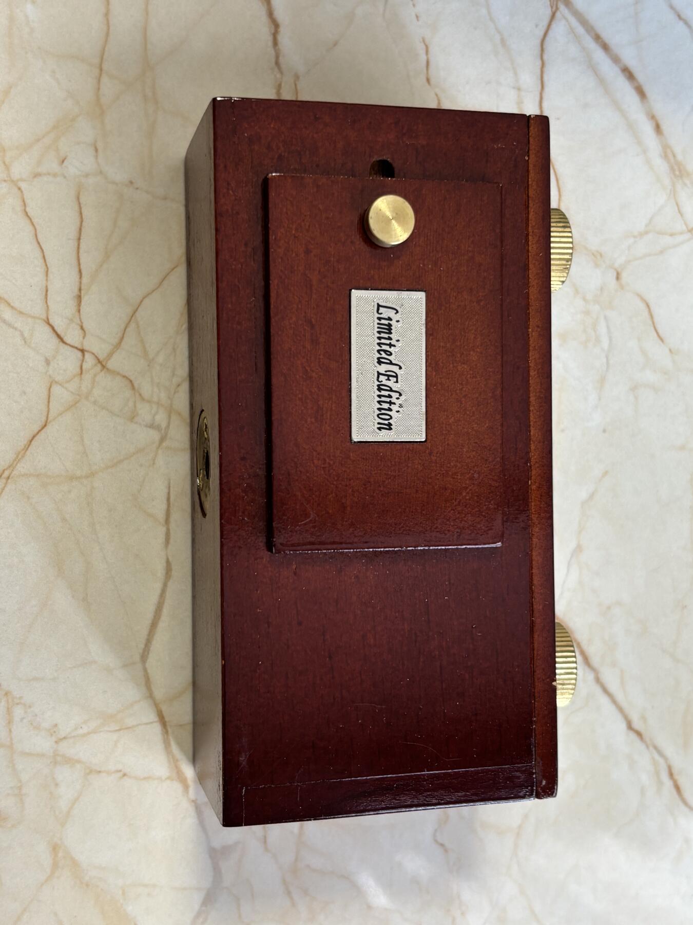 第183期拍卖 帕劳2019年相机照相术发明180周年仿古纪念银币，10克，999银，发行量999枚