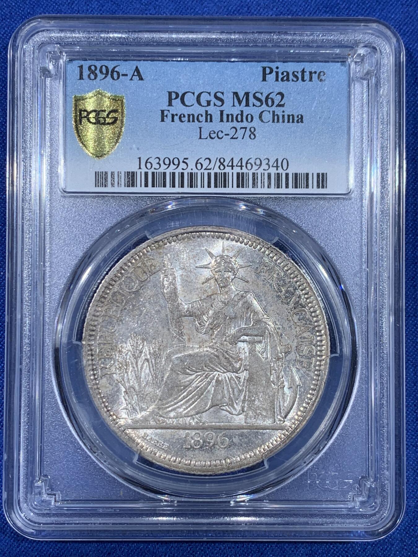 《竞宝斋》第441场 周日，周一，2场连拍 （全场包邮） PCGS MS62 法属印支1896年1皮阿斯特坐洋大银，包浆挡不住的爆炸转光，银光曜曜，状态出色。坐洋早中期的高难年份，P盒62已极难得，更高仅16枚。早在2015年HA拍卖64分合人民币23152元成交