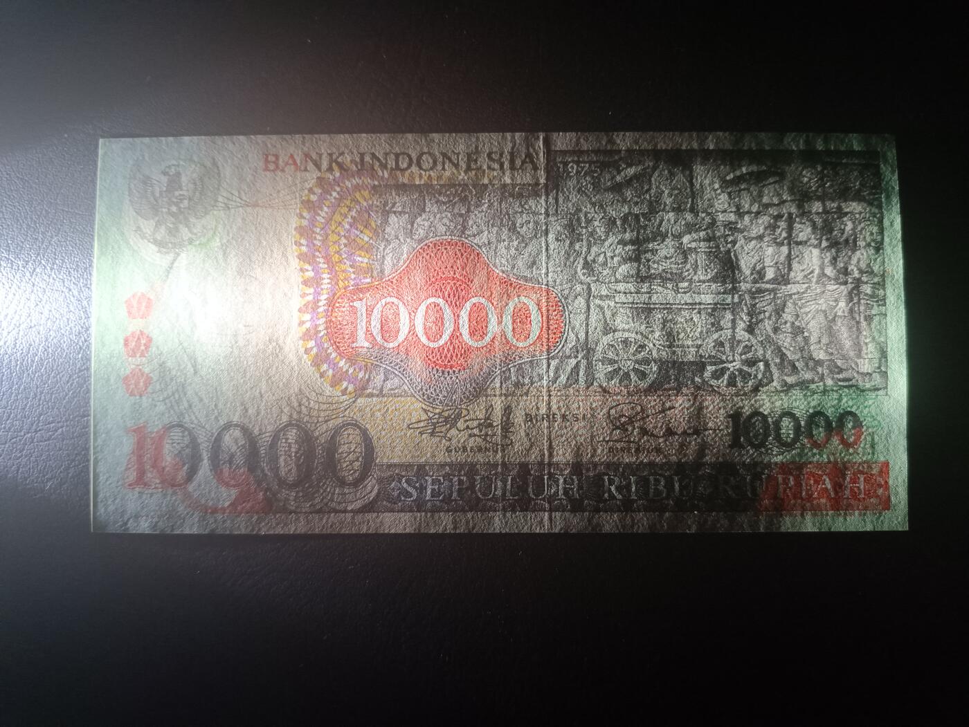2025十一月第六期，总第204期 印度尼西亚1975版10000卢比AUNC，稀有无47二进制倒置豹子号011000，佛塔浮雕和传统工艺面具，此版本最大面值