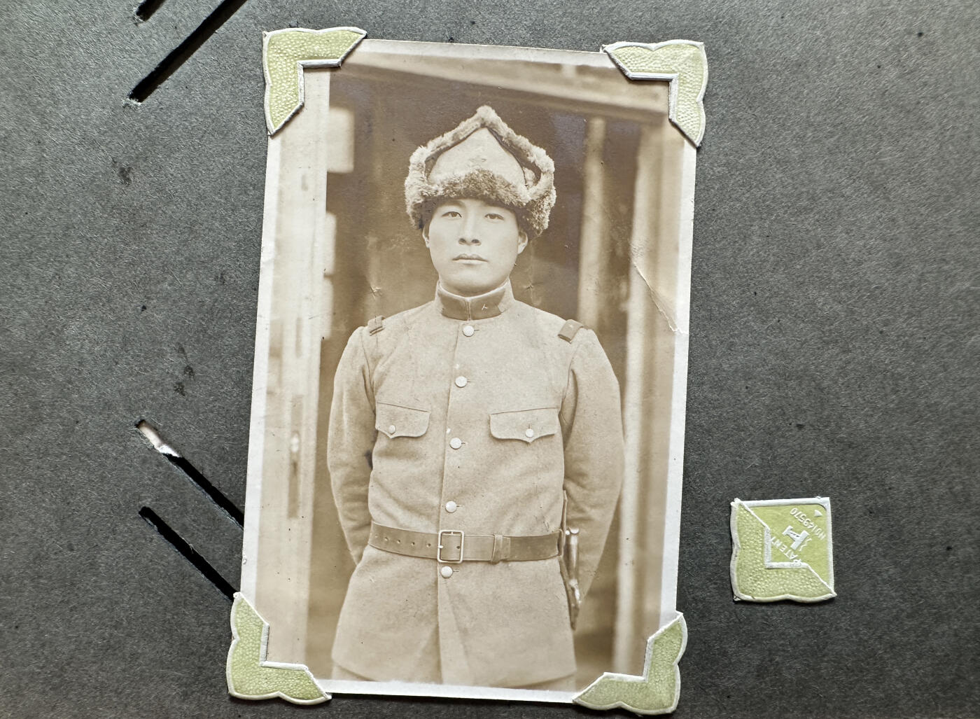 【俄甄集藏】2025年(045)12-03 星期三 晚 19:30 全场包邮 日本1931-1932年步兵联队大连出动纪念相册，历史罪证，有脱落，开裂，照片老化有部分残损，脱色，边角断裂，整本相册包含照片约49张