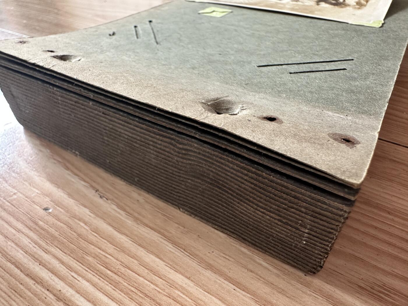 【俄甄集藏】2025年(045)12-03 星期三 晚 19:30 全场包邮 日本1931-1932年步兵联队大连出动纪念相册，历史罪证，有脱落，开裂，照片老化有部分残损，脱色，边角断裂，整本相册包含照片约49张