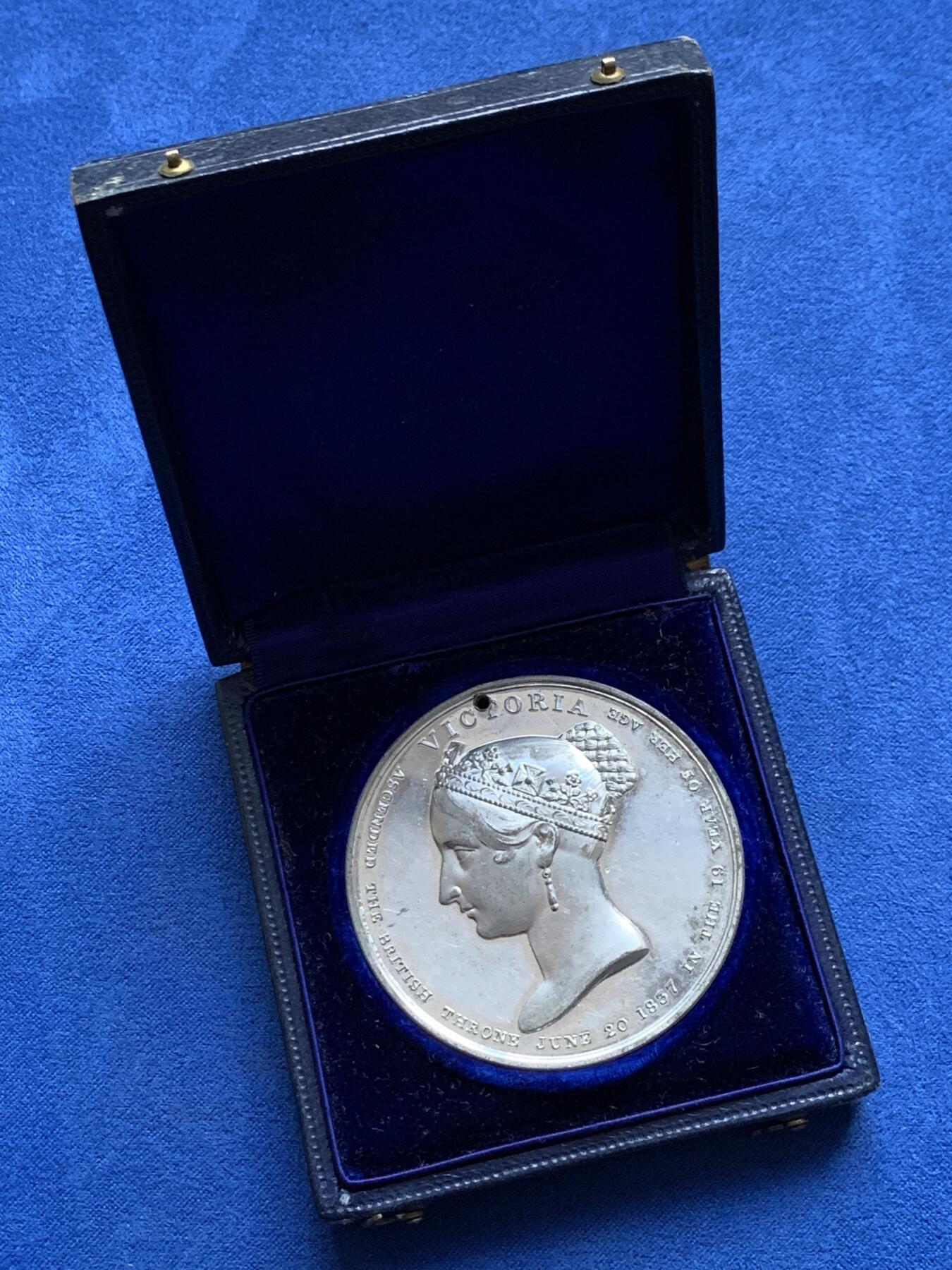 《竞宝斋》第441场 周日，周一，2场连拍 （全场包邮） 英国1838年维多利亚女王加冕章，盒装白色金属材质 有一小打孔，整体十分精美。43.3克，50.5mm。