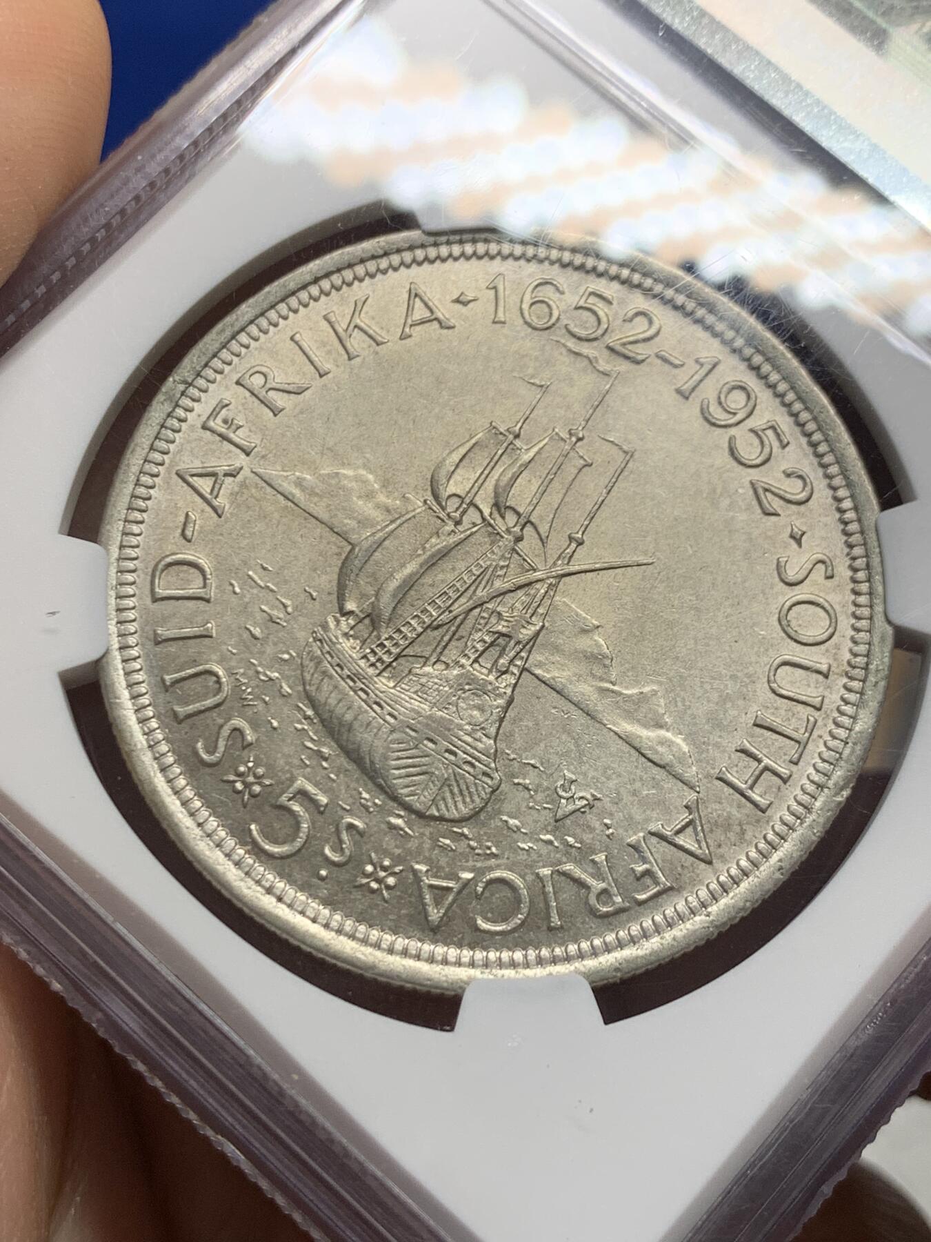 《竞宝斋》第441场 周日，周一，2场连拍 （全场包邮） NGC AU55 南非1952年乔六发现开普敦建城300周年5先令大银币，高点俱在