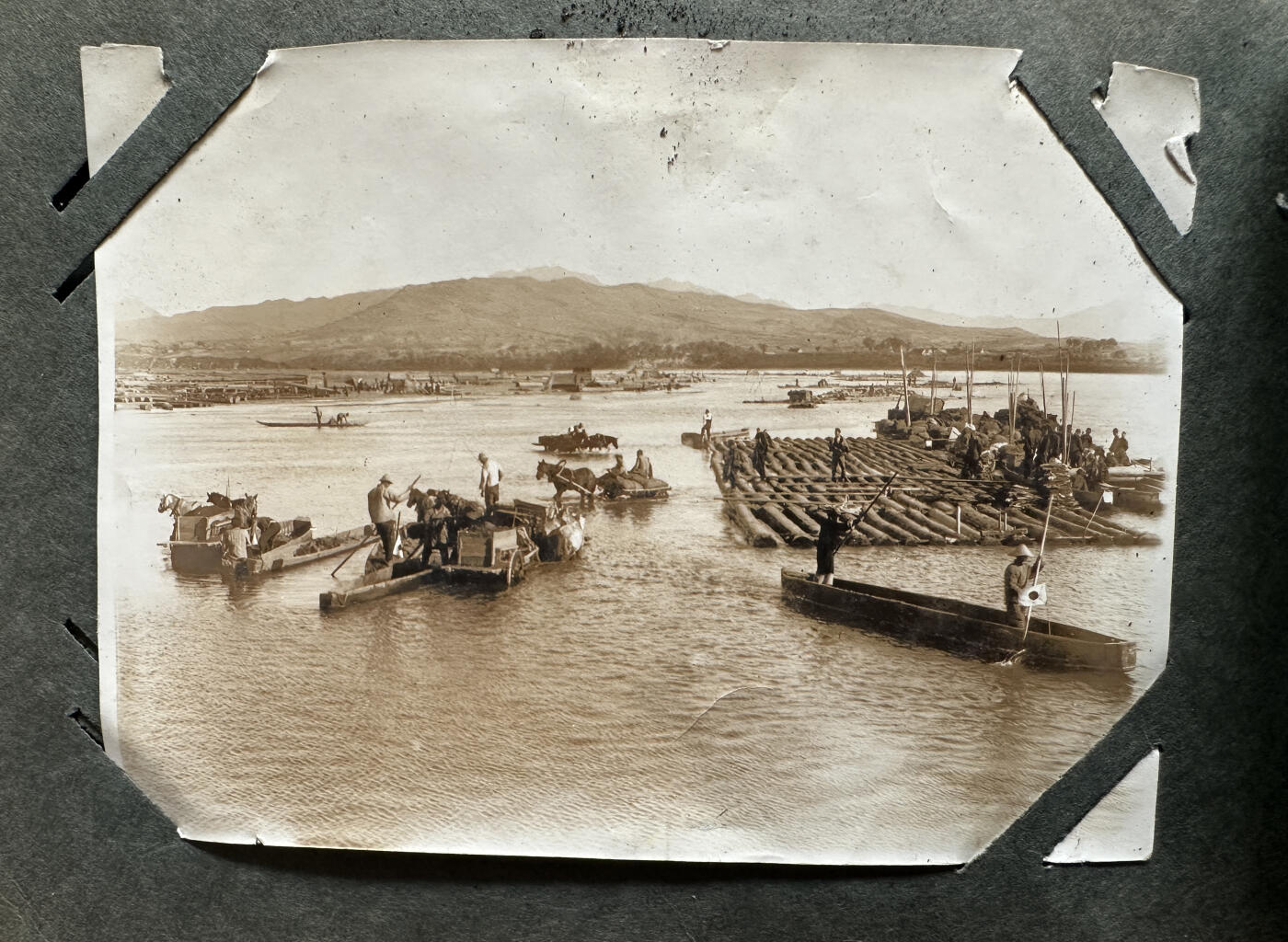 【俄甄集藏】2025年(045)12-03 星期三 晚 19:30 全场包邮 日本1931-1932年步兵联队大连出动纪念相册，历史罪证，有脱落，开裂，照片老化有部分残损，脱色，边角断裂，整本相册包含照片约49张