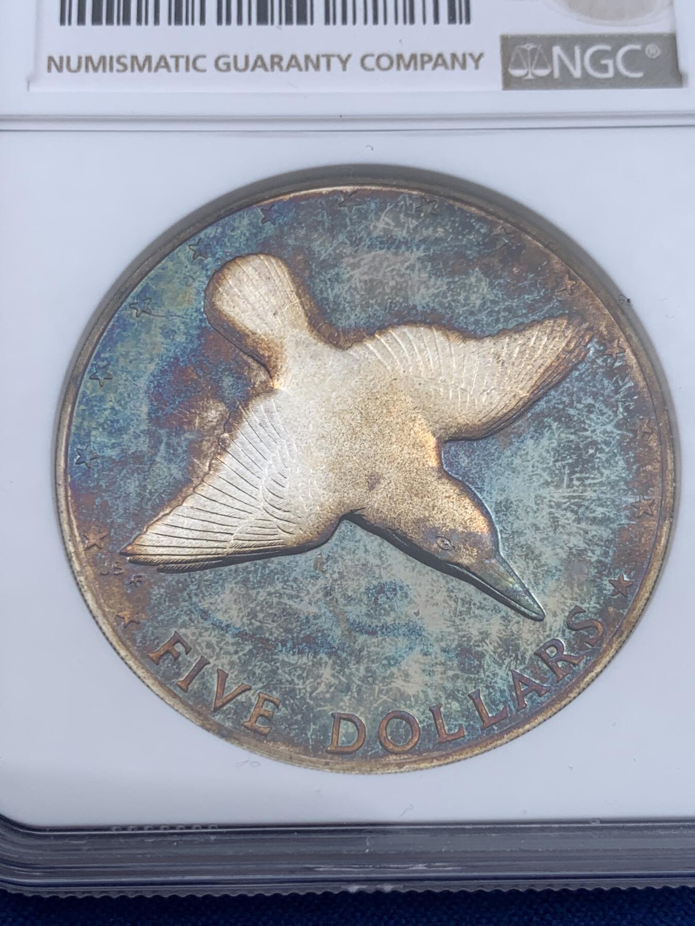 《竞宝斋》第441场 周日，周一，2场连拍 （全场包邮） NGC SP63 英国库克群岛1976年5元曼加拉翠鸟大银币，少见SP版本，镜面五彩