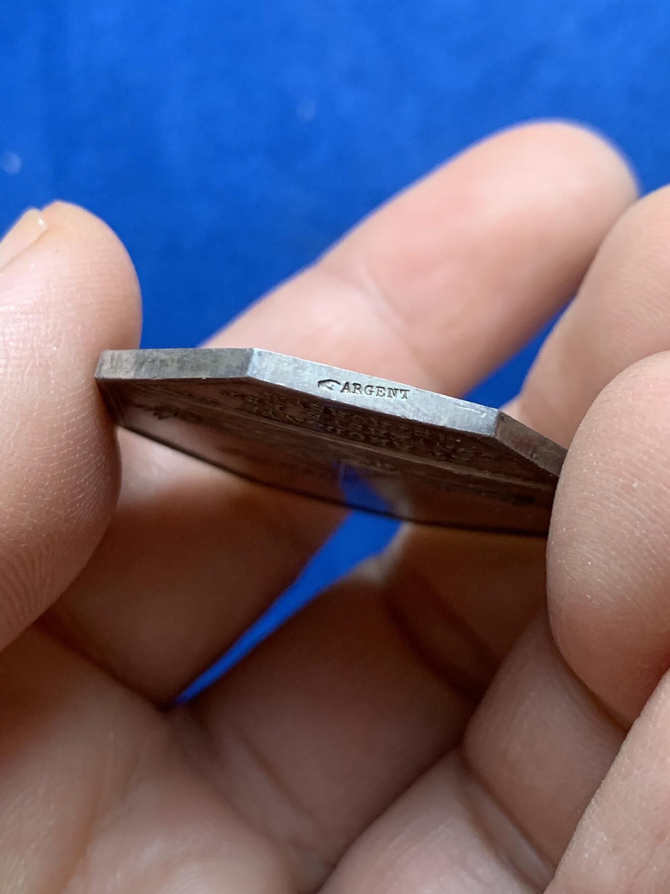 《竞宝斋》第441场 周日，周一，2场连拍 （全场包邮） 1830年法国罗纳蒸汽船公司八角银质代币，34.6MM，18.7克，早期手指边铭，状态不错