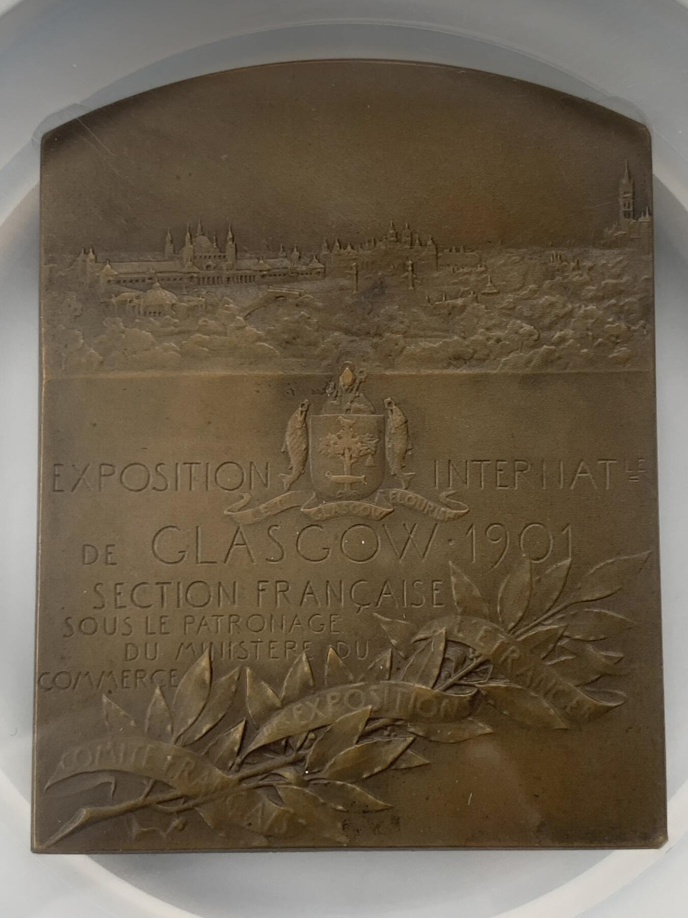 掌中浮雕-藏着的欧洲第043场 NGC MS63 : 1901年苏格兰法国博览会纪念铜章，69 X 53mm，  雕刻家：1900年法国巴黎世博会金奖获得者维克多•佛农（Victor Vernon 1858-1912），Nicolas Maier法国章优秀作品集#161号