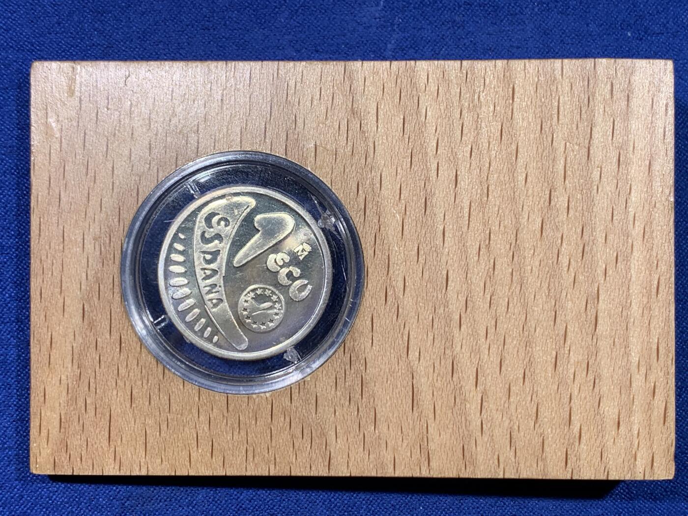 《竞宝斋》第441场 周日，周一，2场连拍 （全场包邮） 西班牙1989年1ECU银币，美女骑牛图案非常亮眼。