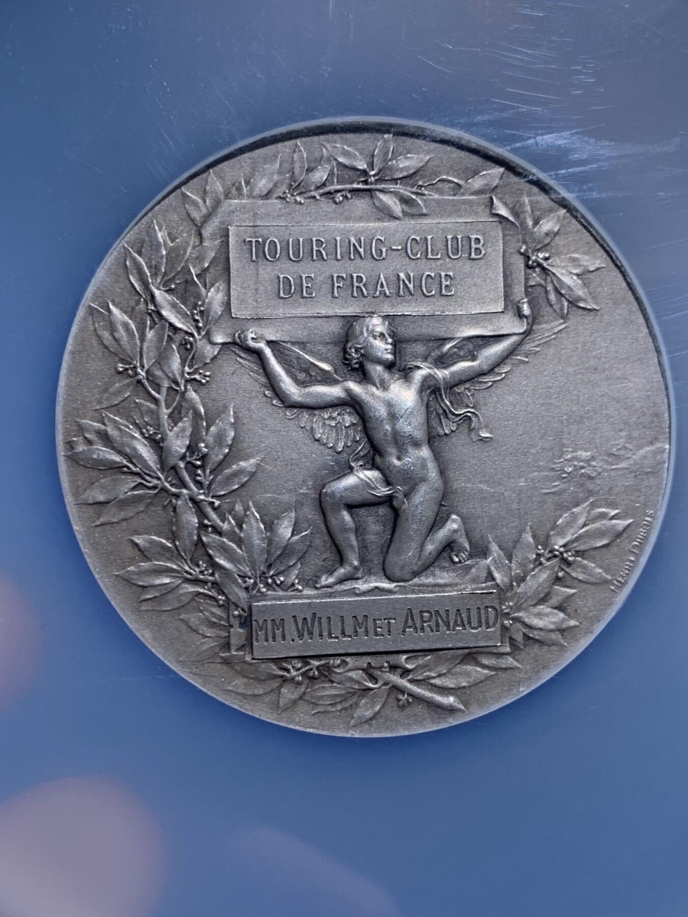 《竞宝斋》第441场 周日，周一，2场连拍 （全场包邮） 高分 NGC MS64 罕见法国旅游协会大银奖章 名誉章 作者dubois，双面高浮雕，细节丰富，设计绝美。女神袒胸，衣襟飘飘，怀抱地球仪，雕刻着欧亚非州，大洋洲。北极星，北极洲，北极熊，沙漠，骆驼，椰树，长河落日圆…… 加大盒装