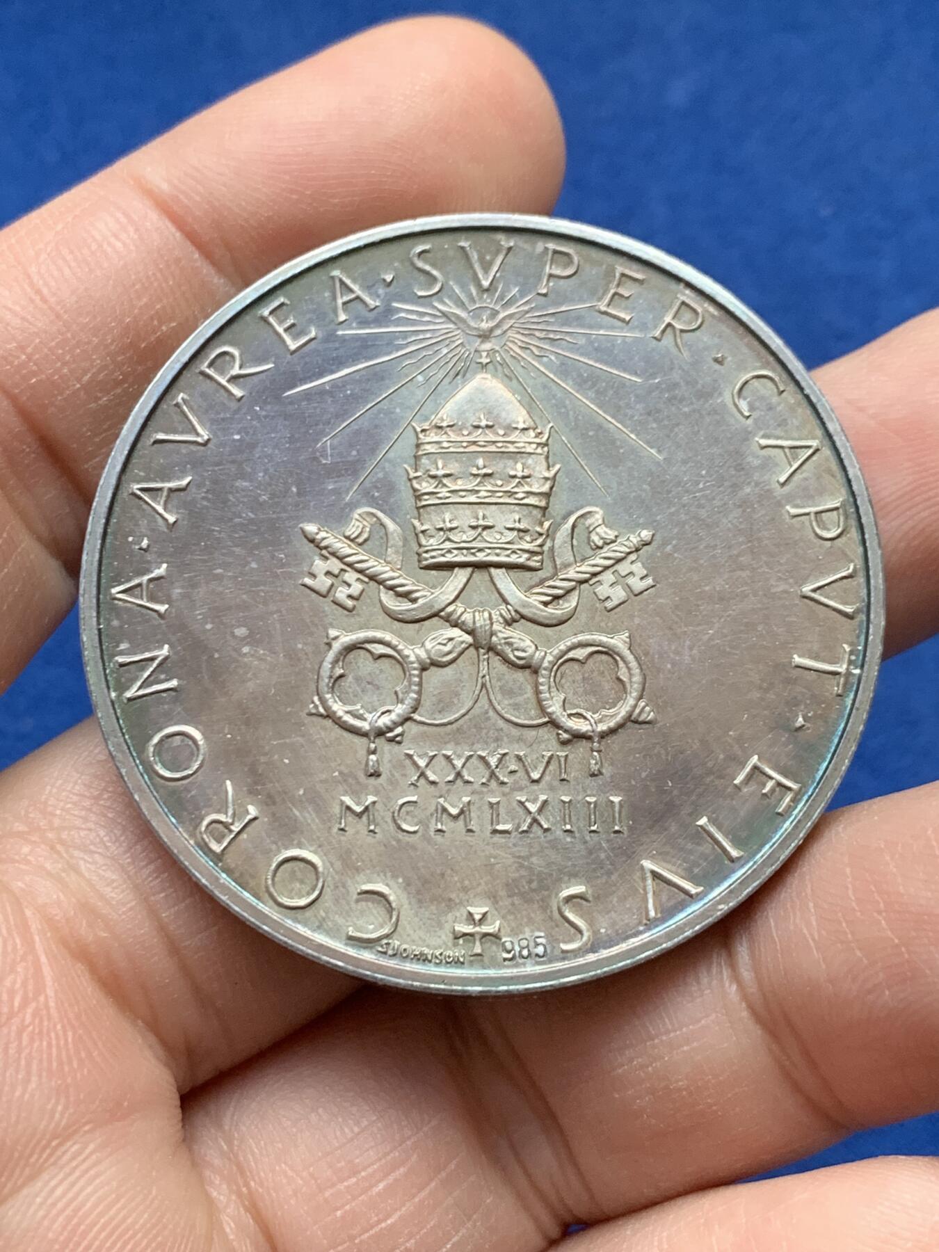 《竞宝斋》第441场 周日，周一，2场连拍 （全场包邮） 梵蒂冈教皇1943年二战时期保罗六世精制大银章，极品带彩PL镜面光感，背面带985银标，直径44.1mm，重量38.6g。