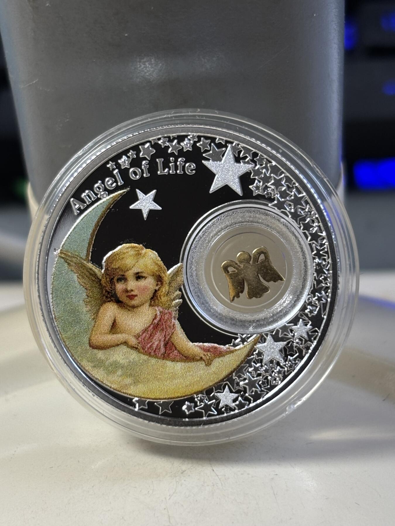 第183期拍卖 纽埃2016年生命天使镂空内嵌镀金银片彩色银币， 999银，14.14克，发行1500枚