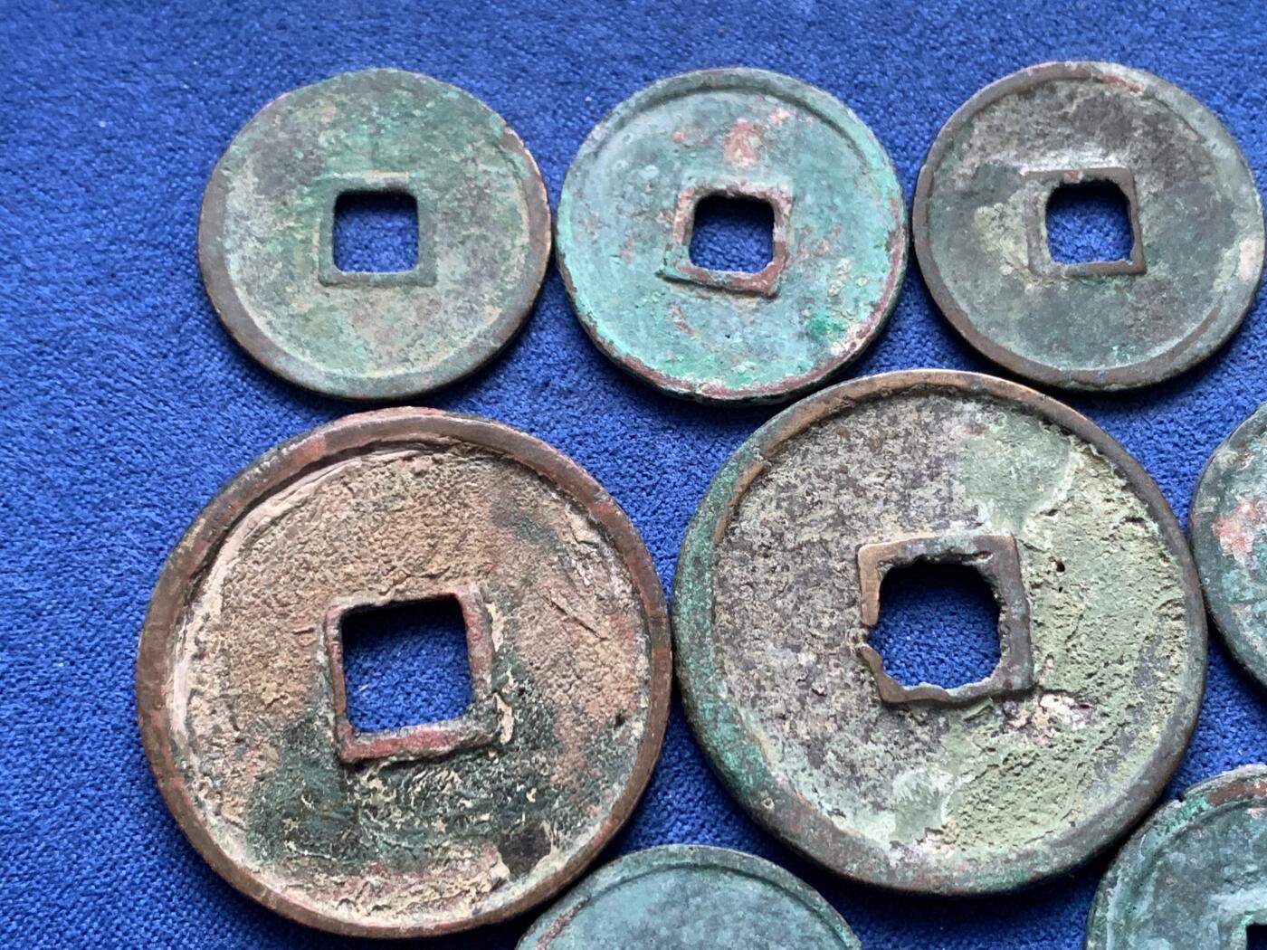 《竞宝斋》第441场 周日，周一，2场连拍 （全场包邮） 钱币一组 大观通宝＋崇宁通宝，个别有沙眼 细节见图