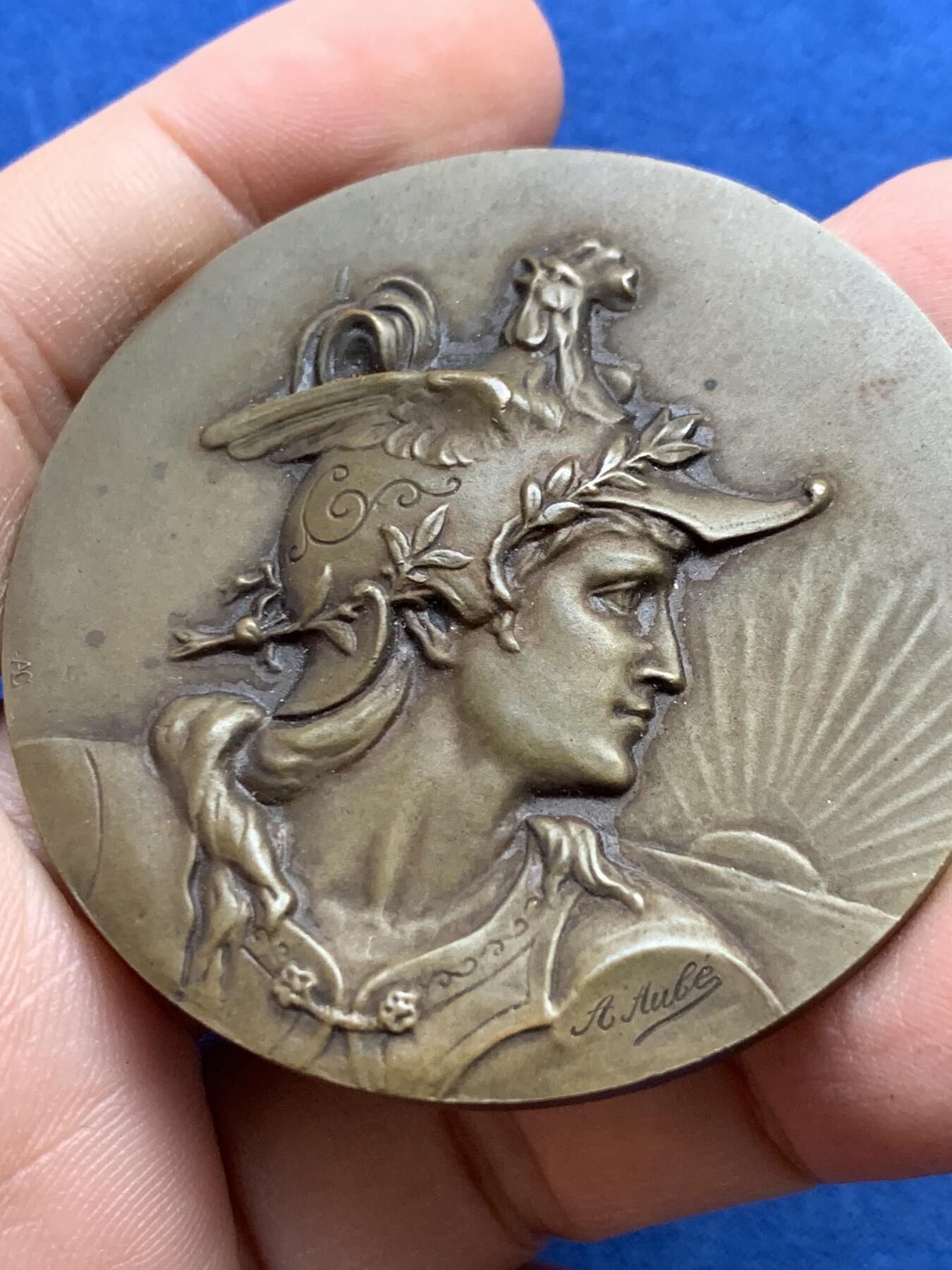 《竞宝斋》第441场 周日，周一，2场连拍 （全场包邮） 戎装玛丽安娜铜章 带盒 高浮雕 68.35克 54.5mm 三角铜标