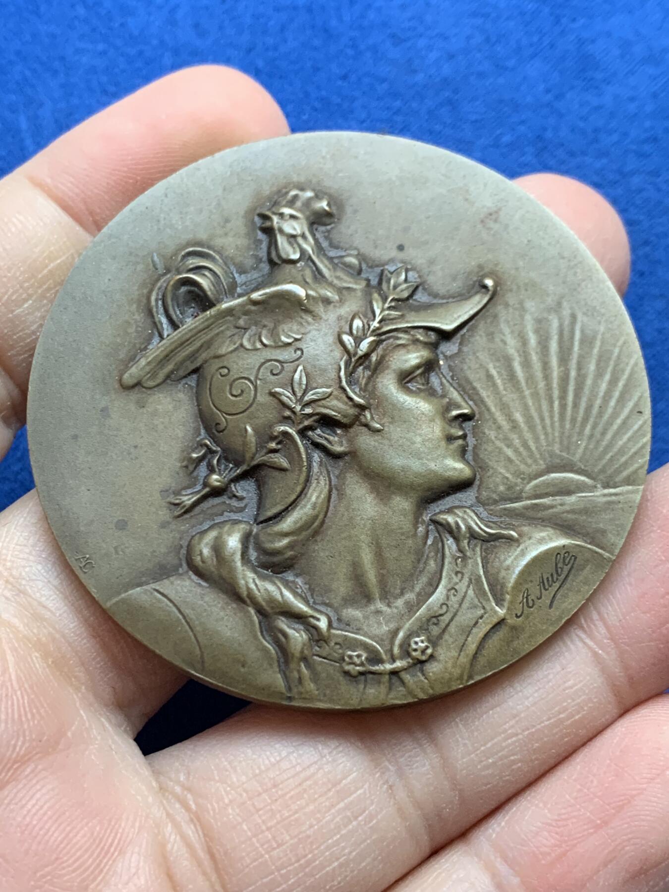 《竞宝斋》第441场 周日，周一，2场连拍 （全场包邮） 戎装玛丽安娜铜章 带盒 高浮雕 68.35克 54.5mm 三角铜标