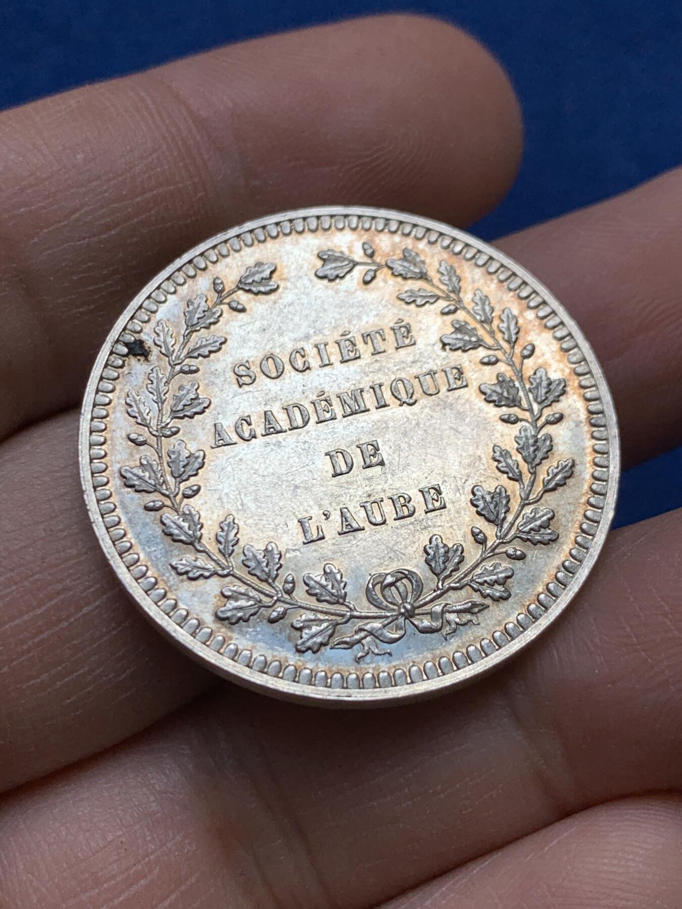 《竞宝斋》第441场 周日，周一，2场连拍 （全场包邮） 法国奥布省学术委员会银章代用币 镜面底板 设计精美 13.1克 31.8mm