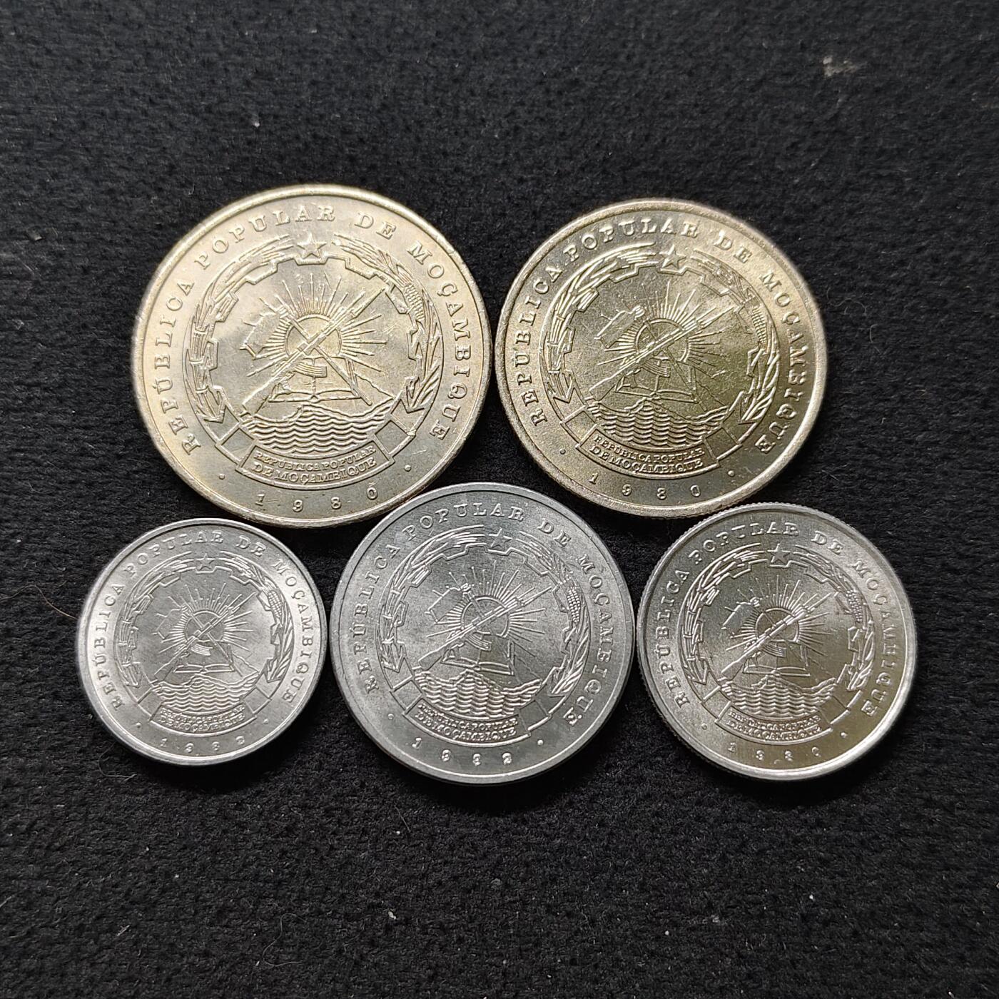 【全场包邮】纯粹捡漏拍480场（免费代拍第17场） 莫桑比克各年份5枚套币-10/20梅蒂卡尔为铜镍版