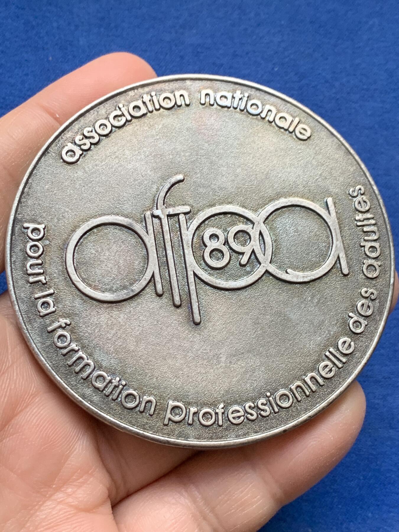 《竞宝斋》第441场 周日，周一，2场连拍 （全场包邮） 三枚一组 外国铜章 总重约262.7克 49.5-69.8mm