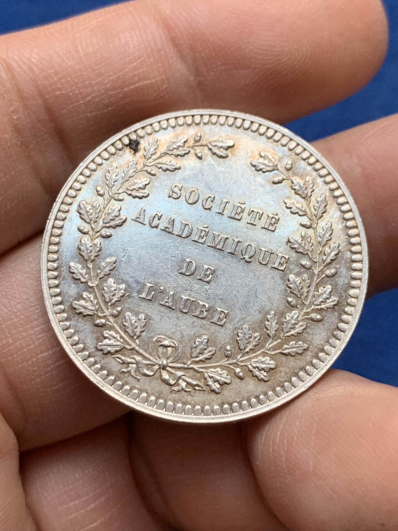 《竞宝斋》第441场 周日，周一，2场连拍 （全场包邮） 法国奥布省学术委员会银章代用币 镜面底板 设计精美 13.1克 31.8mm