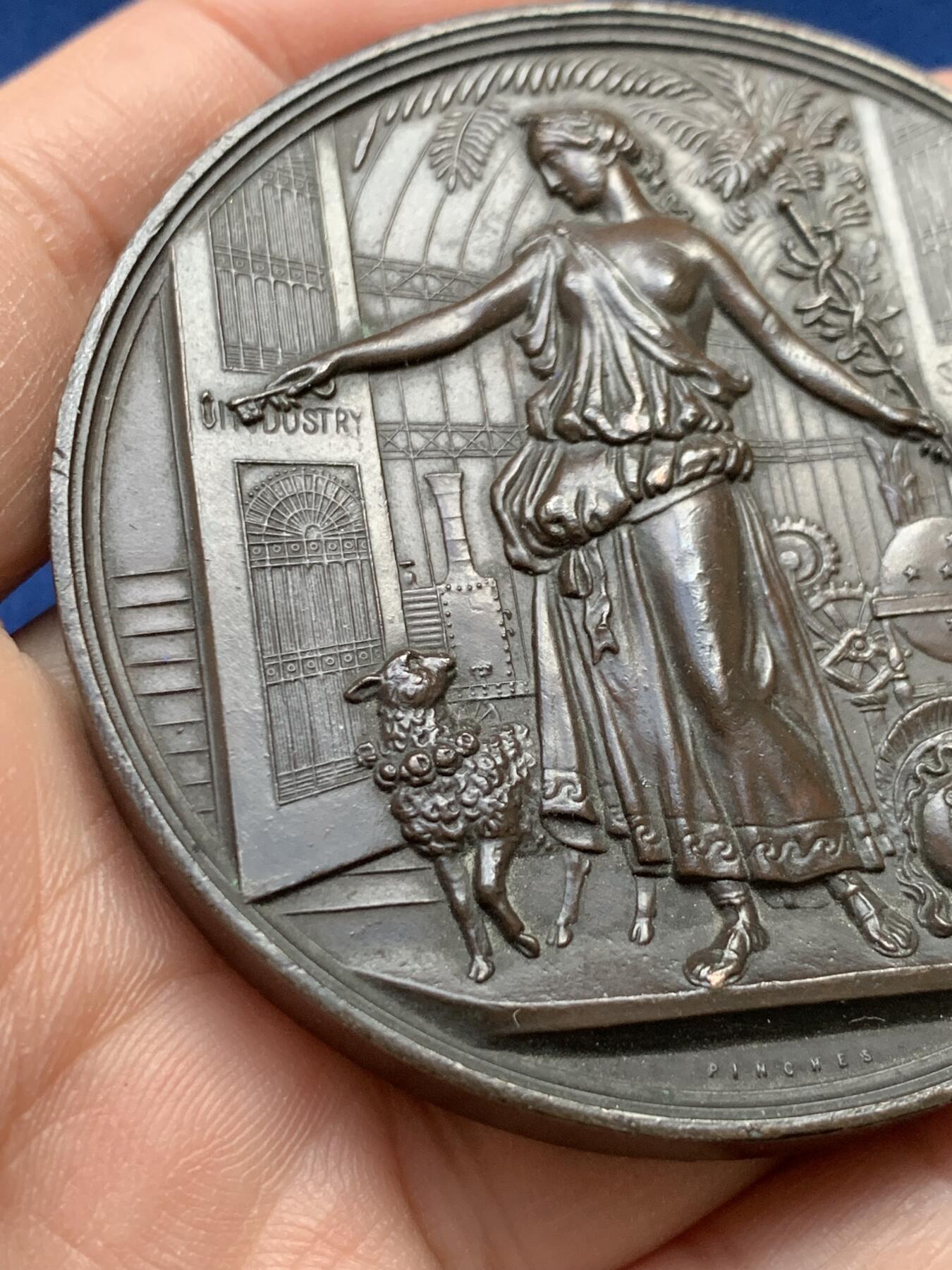 《竞宝斋》第441场 周日，周一，2场连拍 （全场包邮） 1884年伦敦世博会「水晶宫」纪念章（平奇斯造币厂制） 侧面打洞 145.7克 63mm 细节见图