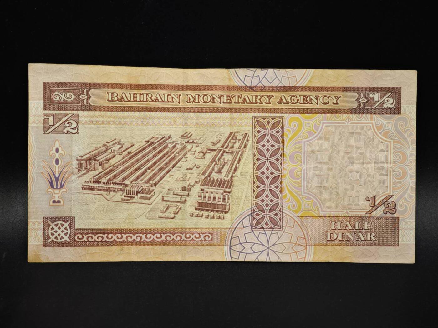 【淘币小摊】实时拍第八百零六拍   纸币场   满百包邮可预留二周 每周一统一发货   巴林1/2第纳尔纸币【有折】