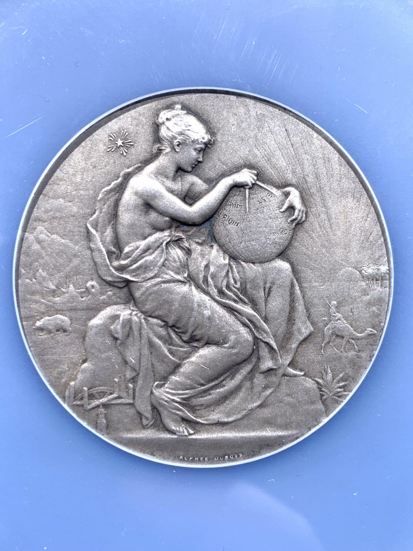 《竞宝斋》第441场 周日，周一，2场连拍 （全场包邮） 高分 NGC MS64 罕见法国旅游协会大银奖章 名誉章 作者dubois，双面高浮雕，细节丰富，设计绝美。女神袒胸，衣襟飘飘，怀抱地球仪，雕刻着欧亚非州，大洋洲。北极星，北极洲，北极熊，沙漠，骆驼，椰树，长河落日圆…… 加大盒装