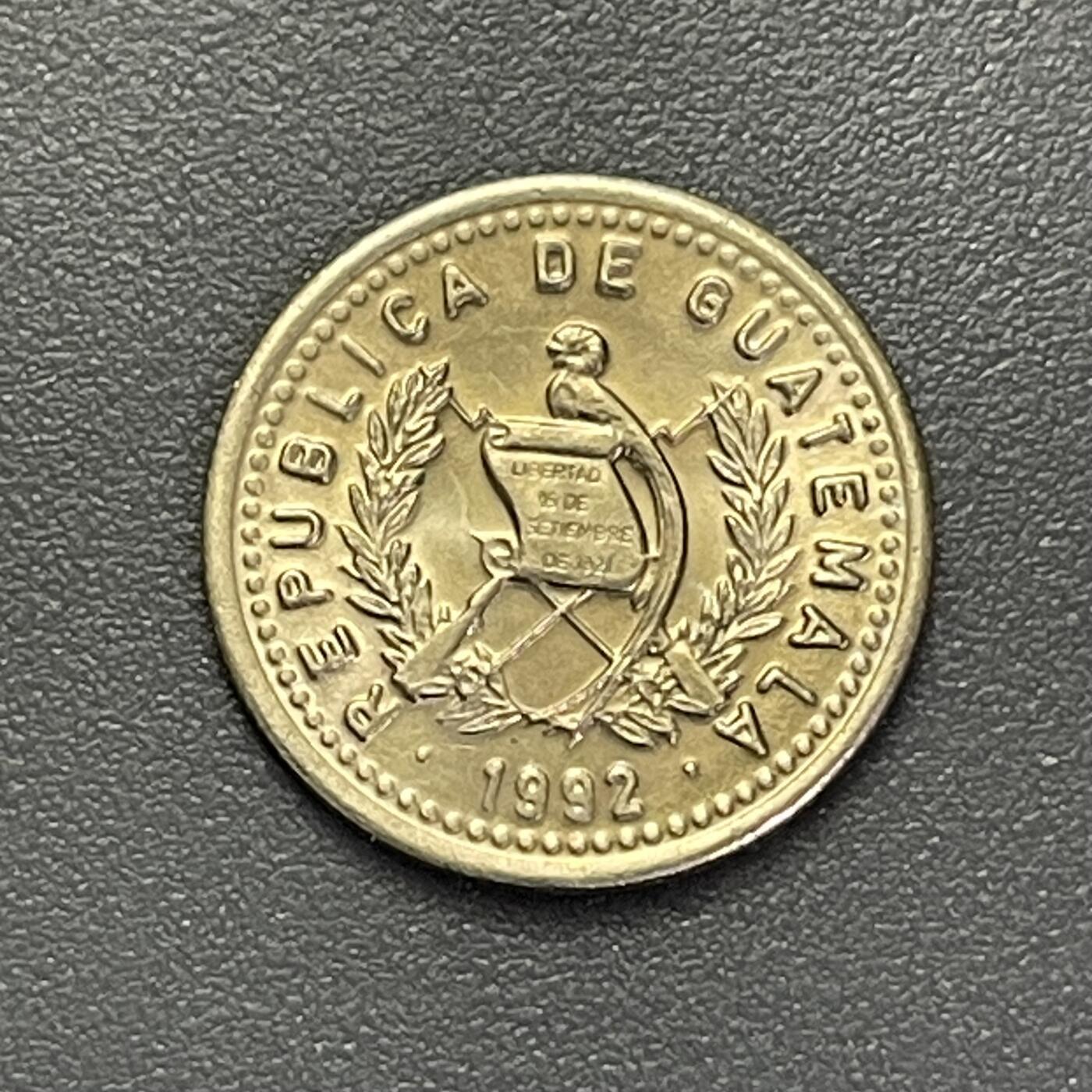 回流1123 危地马拉1992年5分 自由生长的树木，搭配西班牙文“LIBRE CREZCA FECUNDO”（意为“自由生长，繁荣昌盛”）