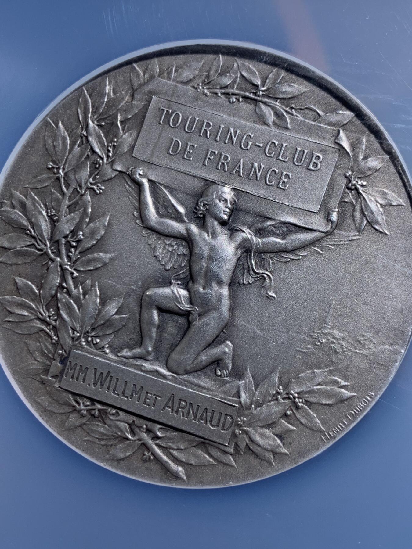 《竞宝斋》第441场 周日，周一，2场连拍 （全场包邮） 高分 NGC MS64 罕见法国旅游协会大银奖章 名誉章 作者dubois，双面高浮雕，细节丰富，设计绝美。女神袒胸，衣襟飘飘，怀抱地球仪，雕刻着欧亚非州，大洋洲。北极星，北极洲，北极熊，沙漠，骆驼，椰树，长河落日圆…… 加大盒装