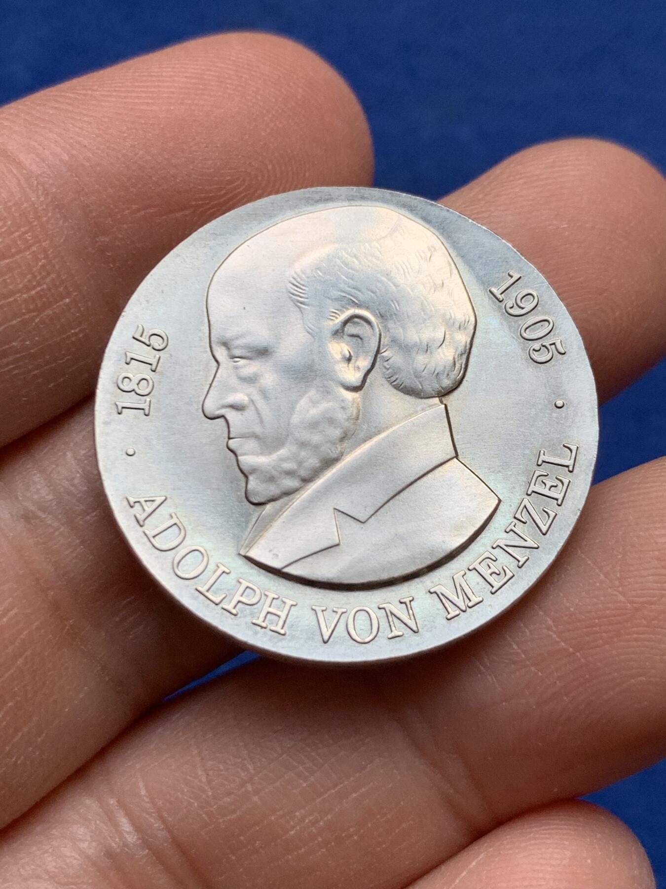 《竞宝斋》第441场 周日，周一，2场连拍 （全场包邮） 东德1980年阿道夫·冯·门采尔5马克精制币 附一枚比利时10法郎硬币