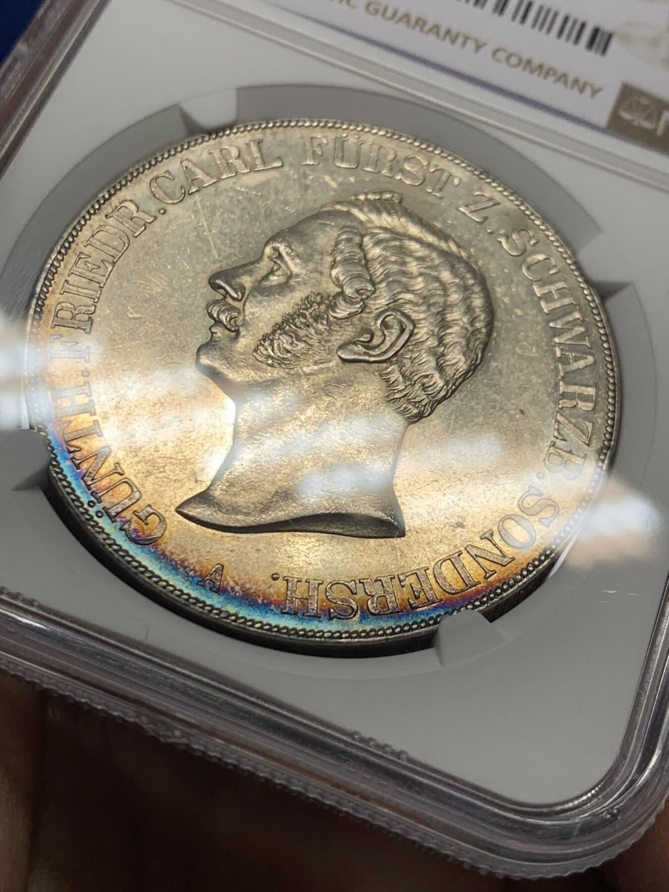 《竞宝斋》第441场 周日，周一，2场连拍 （全场包邮） NGC MS61 德国施瓦茨堡-桑德斯豪森野人流通2泰勒37克的大银币 独特的纹章设计 蓝彩月牙极美的包浆 MS少见 不可多得的状态