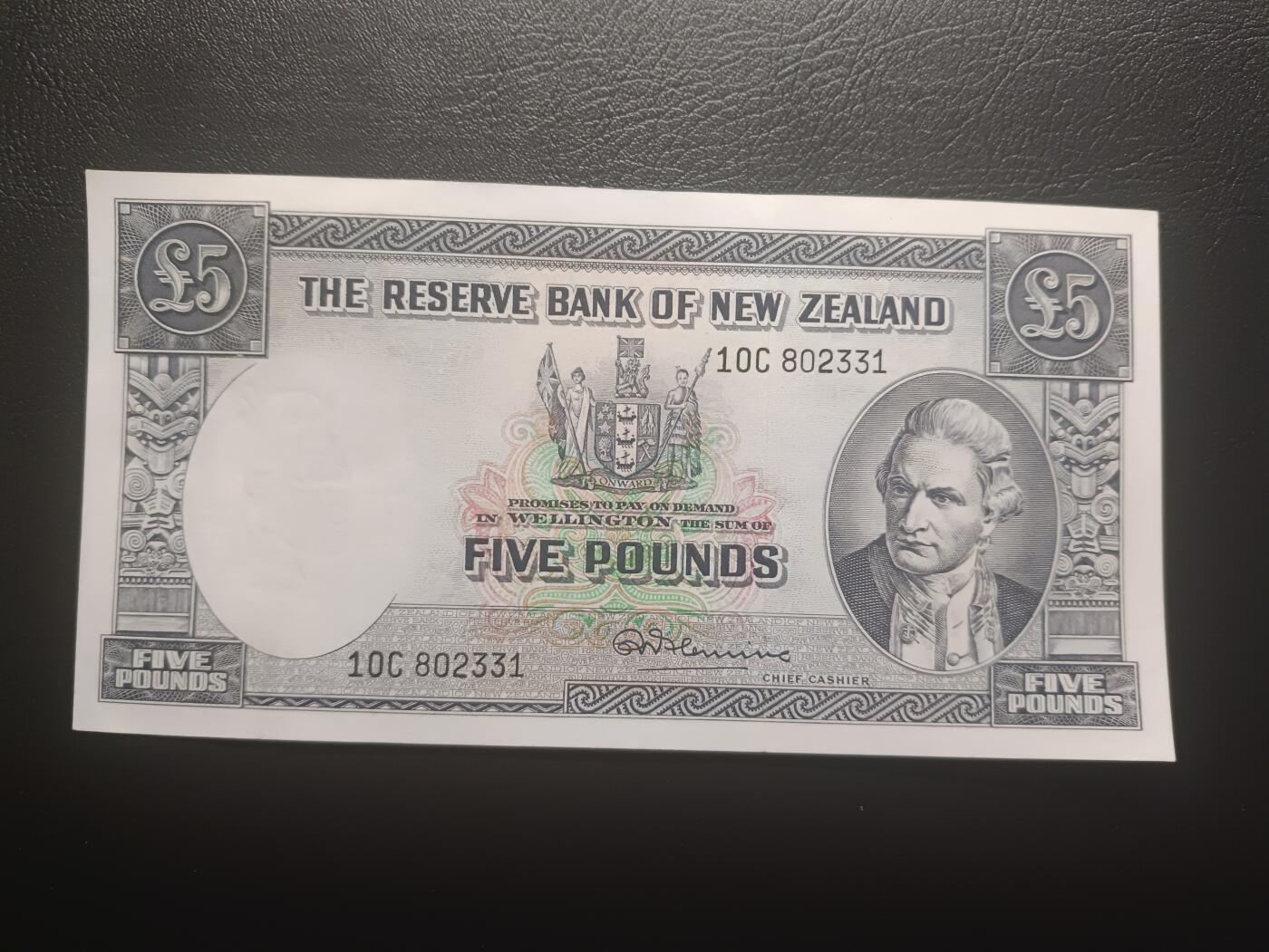2025十一月第六期，总第204期 新西兰1956年5镑AUNC无47，库克船长和陶波湖，稀有中高面值