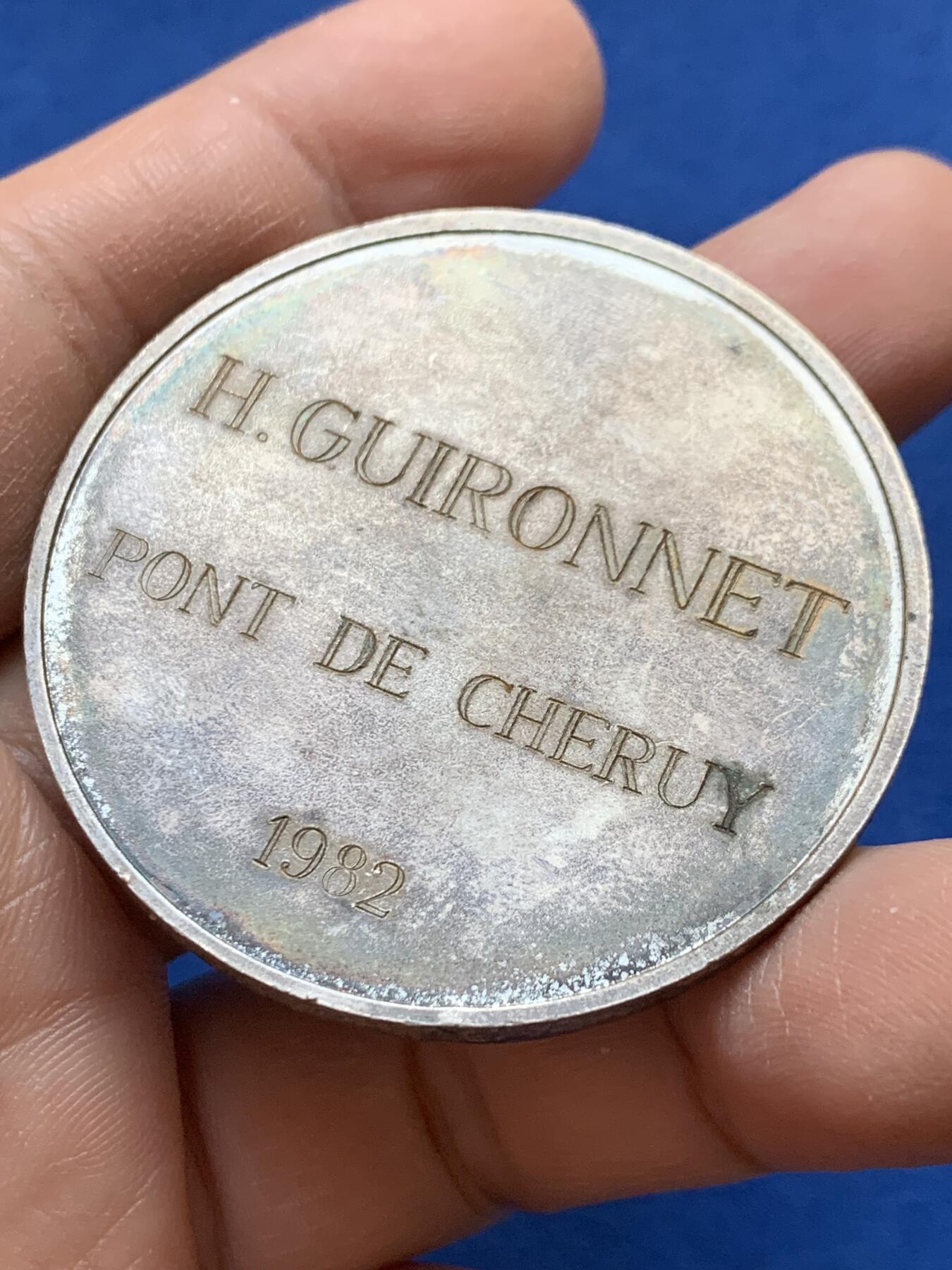 《竞宝斋》第441场 周日，周一，2场连拍 （全场包邮） 法国镀银铜章 背面刻字 直径49.2mm 重量50.3g 三角边铭