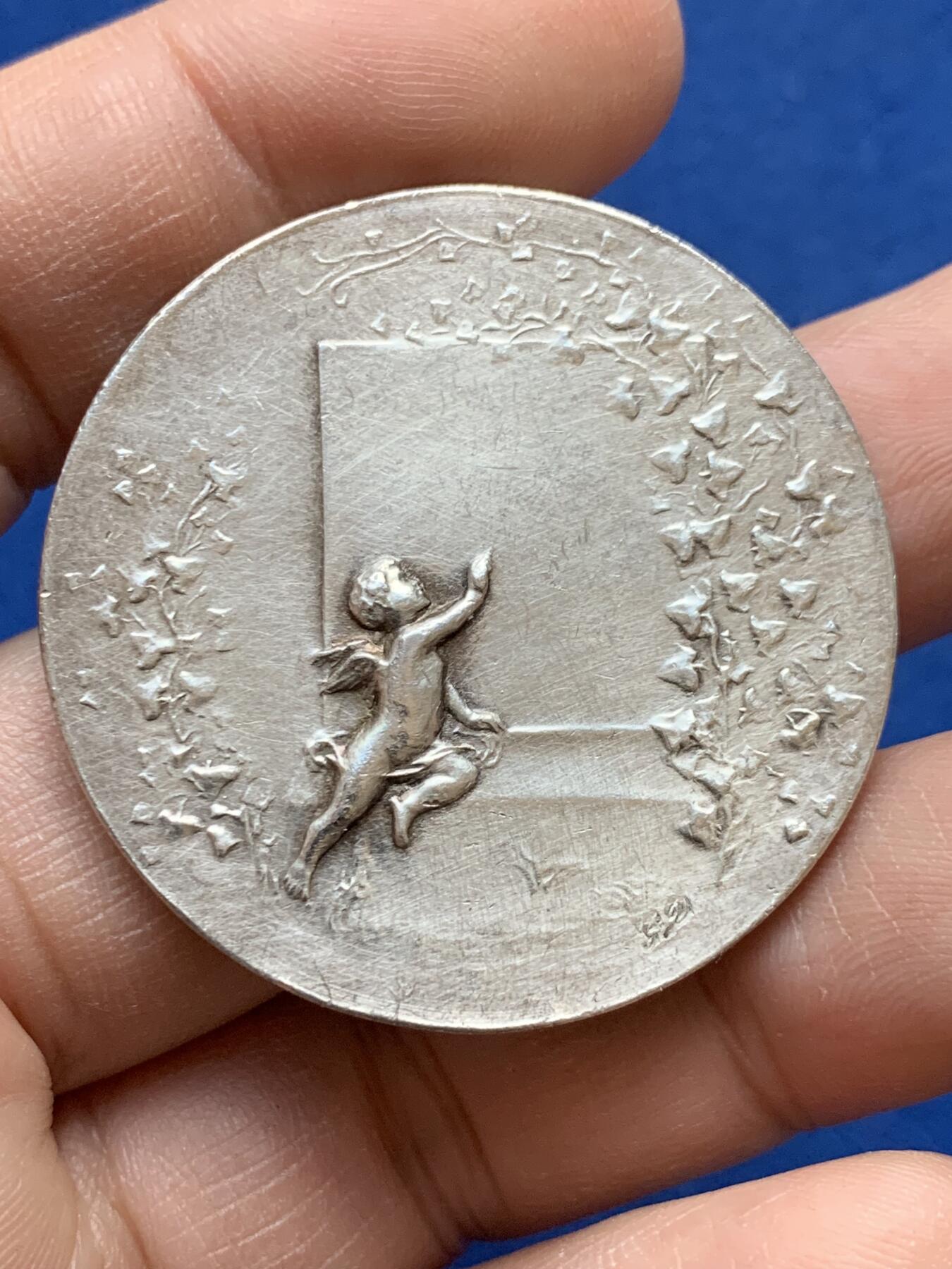 《竞宝斋》第441场 周日，周一，2场连拍 （全场包邮） 法国结婚纪念章 新人花园散步 背天使 未刻字 29.75克 40.2mm 稀有品种