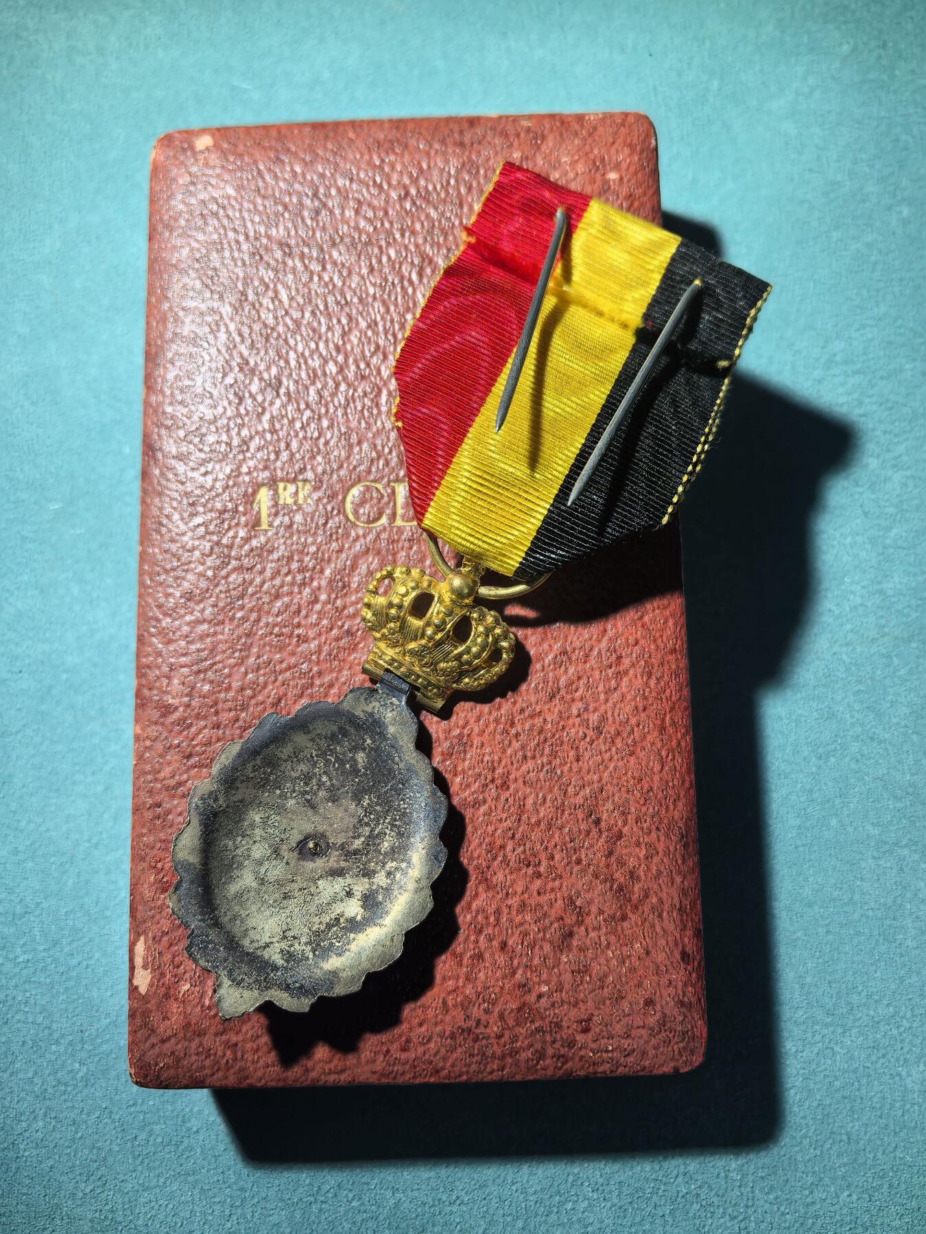 盛世勋华——号角文化勋章邮票专场拍卖第289期 比利时金级劳动功勋奖章  银制 带原盒带厂标