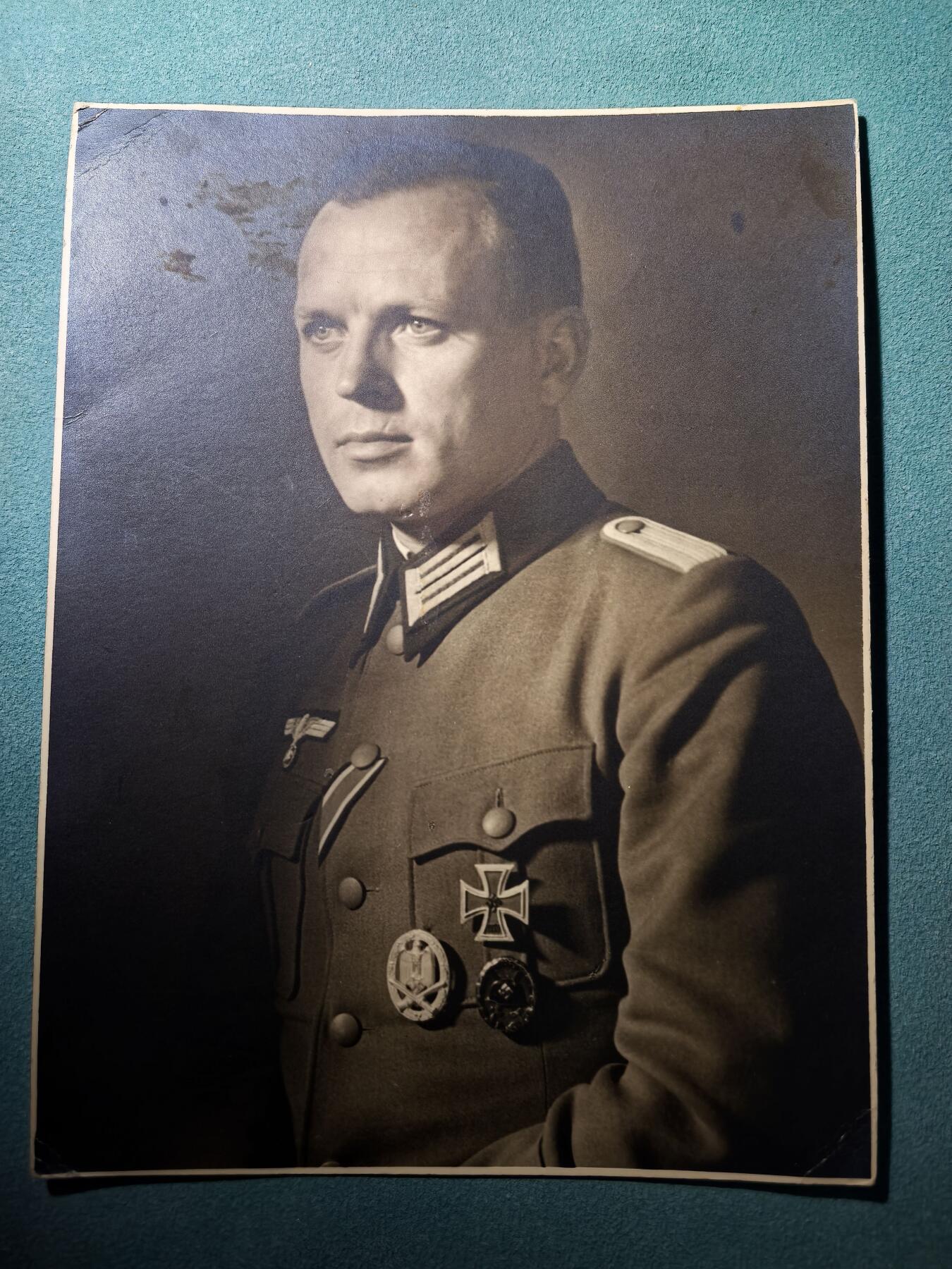 盛世勋华——号角文化勋章邮票专场拍卖第289期 德国（1939）陆军军官肖像照片 佩戴一级铁十字勋章/黑战伤奖章/步兵突击奖章/二级铁十字绶带