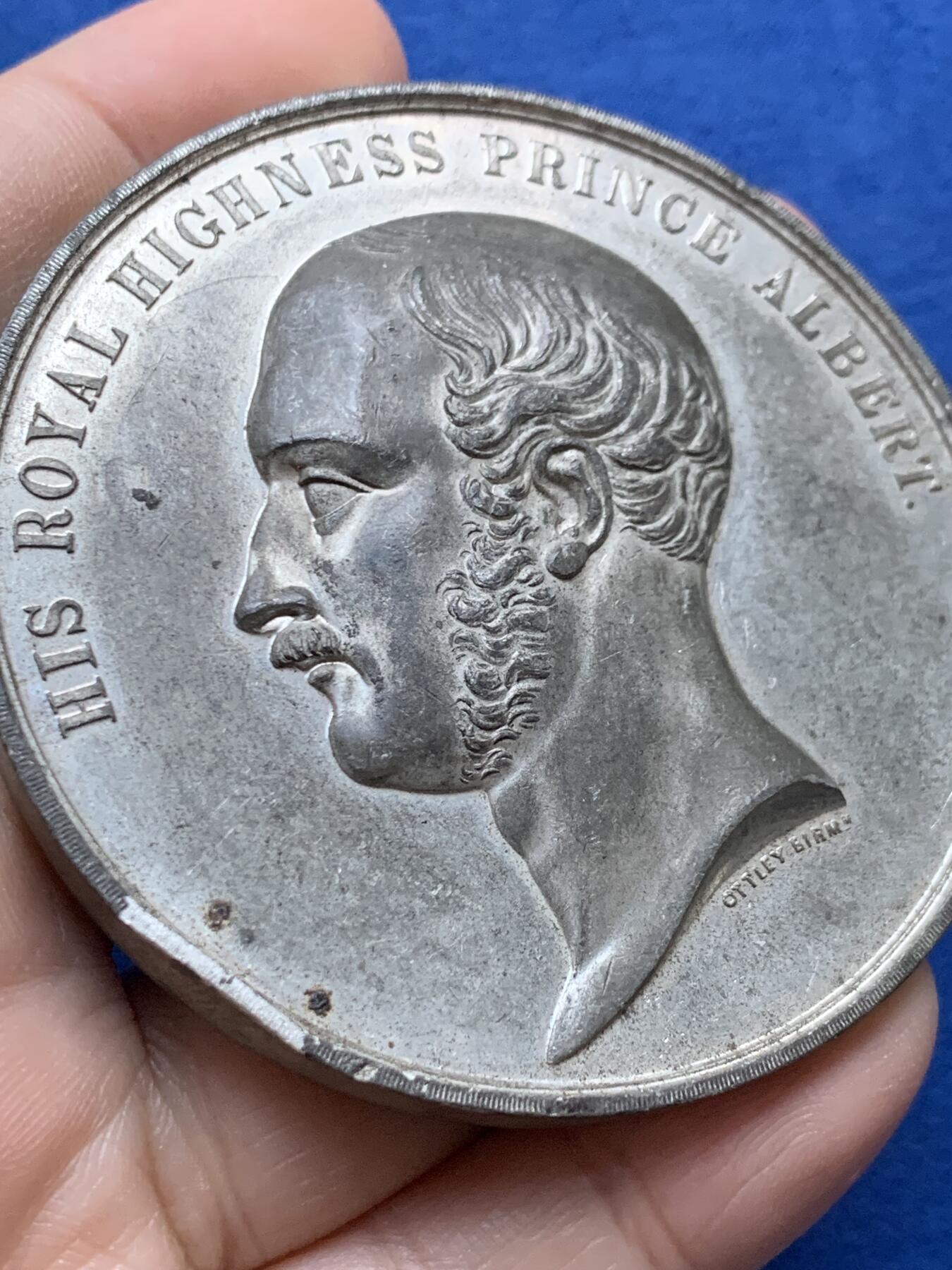 《竞宝斋》第442场 周日，周一，2场连拍 （全场包邮） 英国1861年阿尔伯特亲王逝世纪念章，大型白色金属章。68.6克，64.5mm