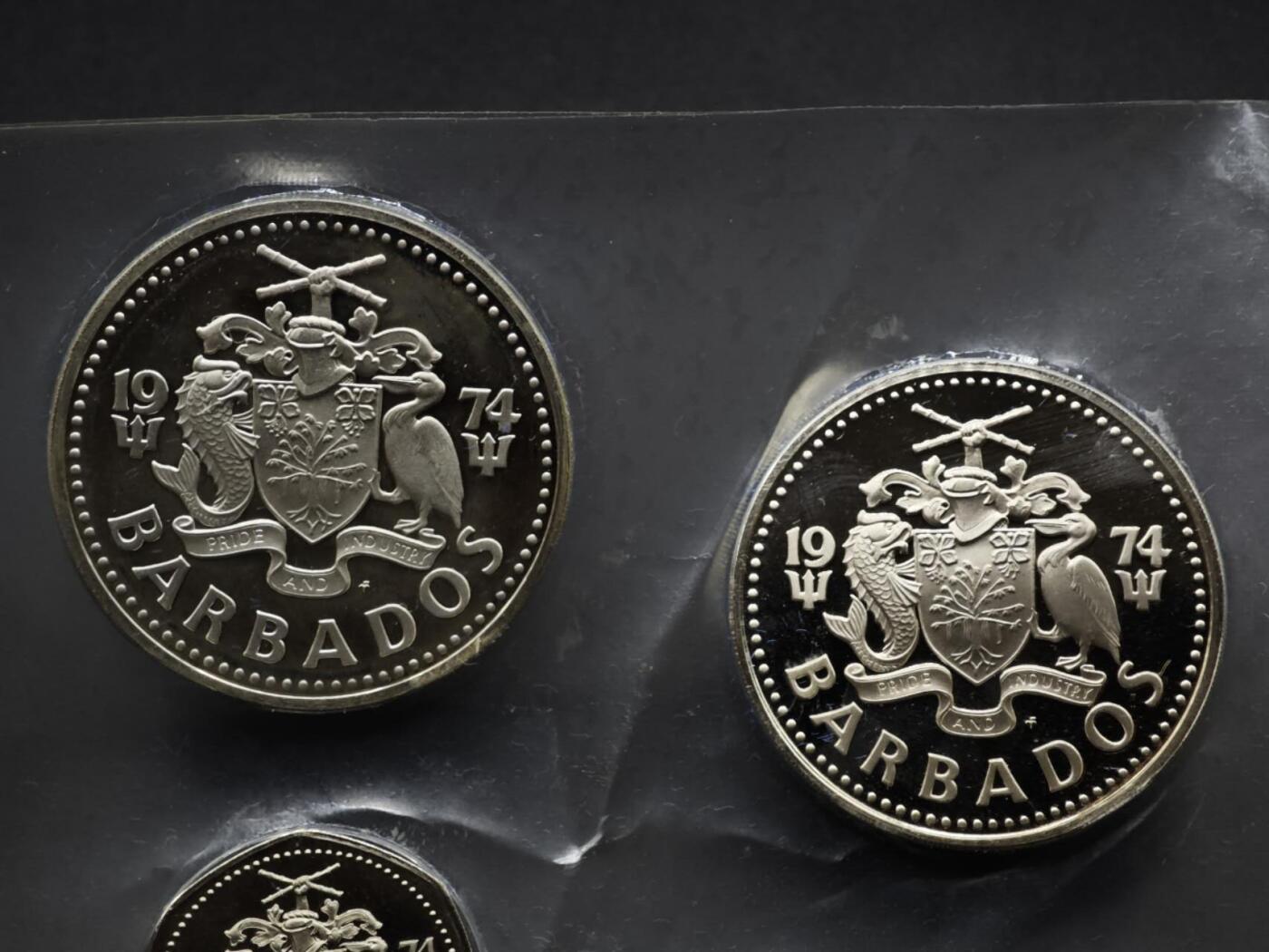 【淘币小摊】实时拍第八百零八拍   银币套币场   满百包邮可预留二周 每周一统一发货   巴巴多斯1974年精制套币含2枚大银币 银价685