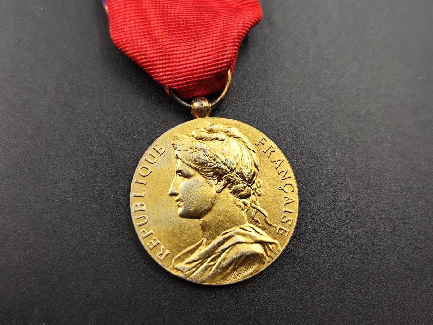 11月23日精品徽章专场 法国劳工银质奖章 五彩包浆很漂亮