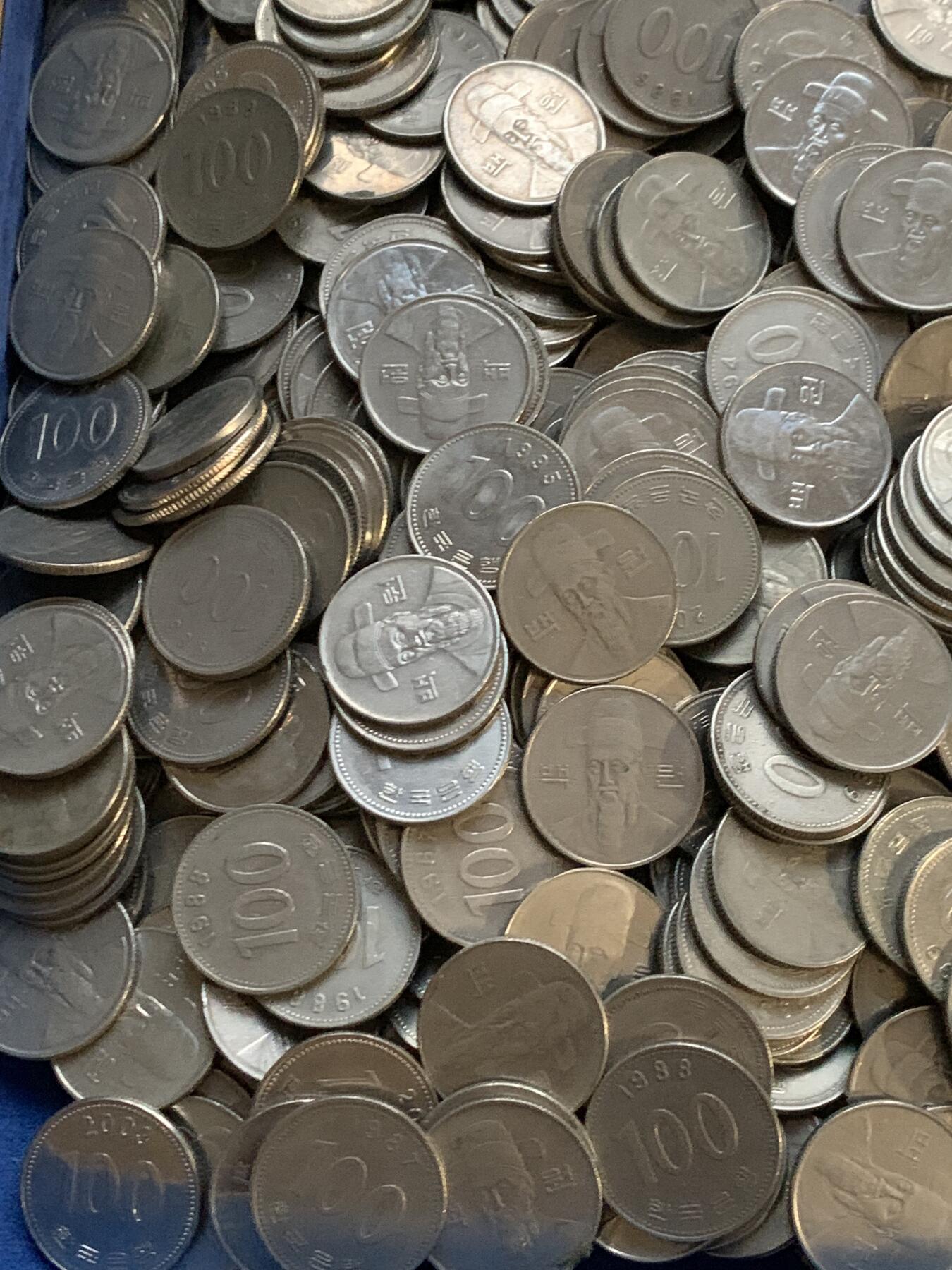《竞宝斋》第442场 周日，周一，2场连拍 （全场包邮） 韩国100韩元零钱1000枚，一枚重5.42克，总重5420克。面值10万韩元!汇率值510+元人民币