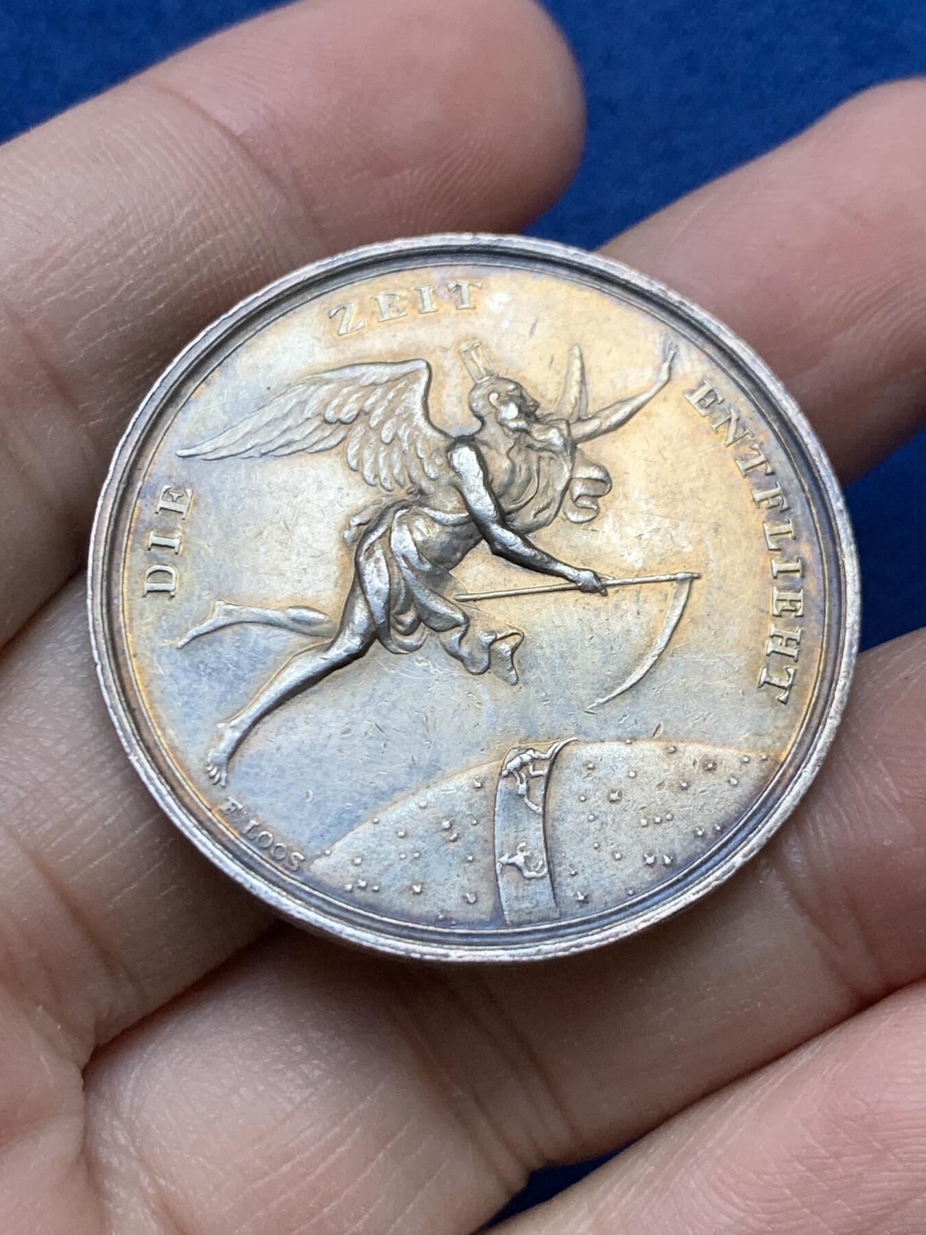 《竞宝斋》第442场 周日，周一，2场连拍 （全场包邮） 1800年前后德国新世纪美好祝愿银章 珍惜时间纪念银章 名家Loos作品 14.4克 35.8mm