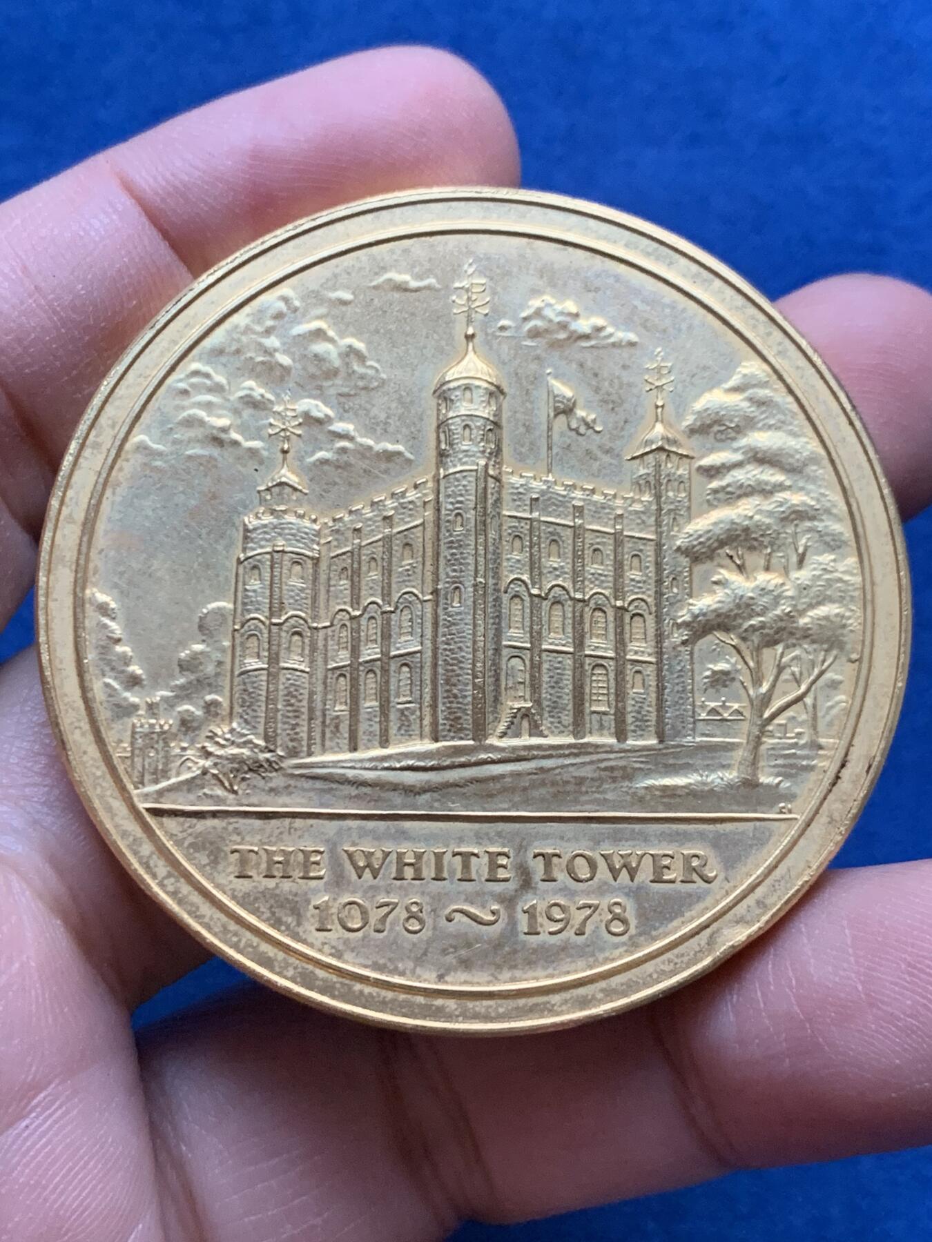 《竞宝斋》第442场 周日，周一，2场连拍 （全场包邮） 伦敦白塔纪念镀金纪念章 皇家造币厂铸造 带原盒 69.5克 50.6mm