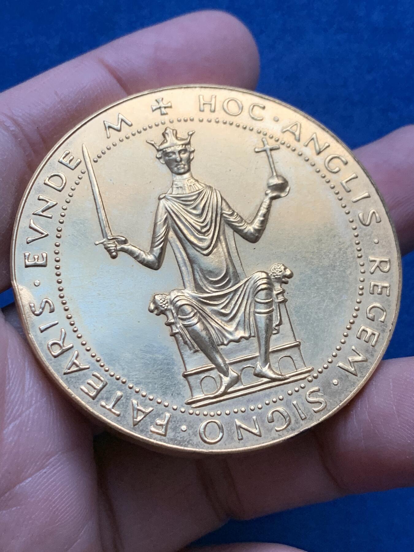 《竞宝斋》第442场 周日，周一，2场连拍 （全场包邮） 伦敦白塔纪念镀金纪念章 皇家造币厂铸造 带原盒 69.5克 50.6mm