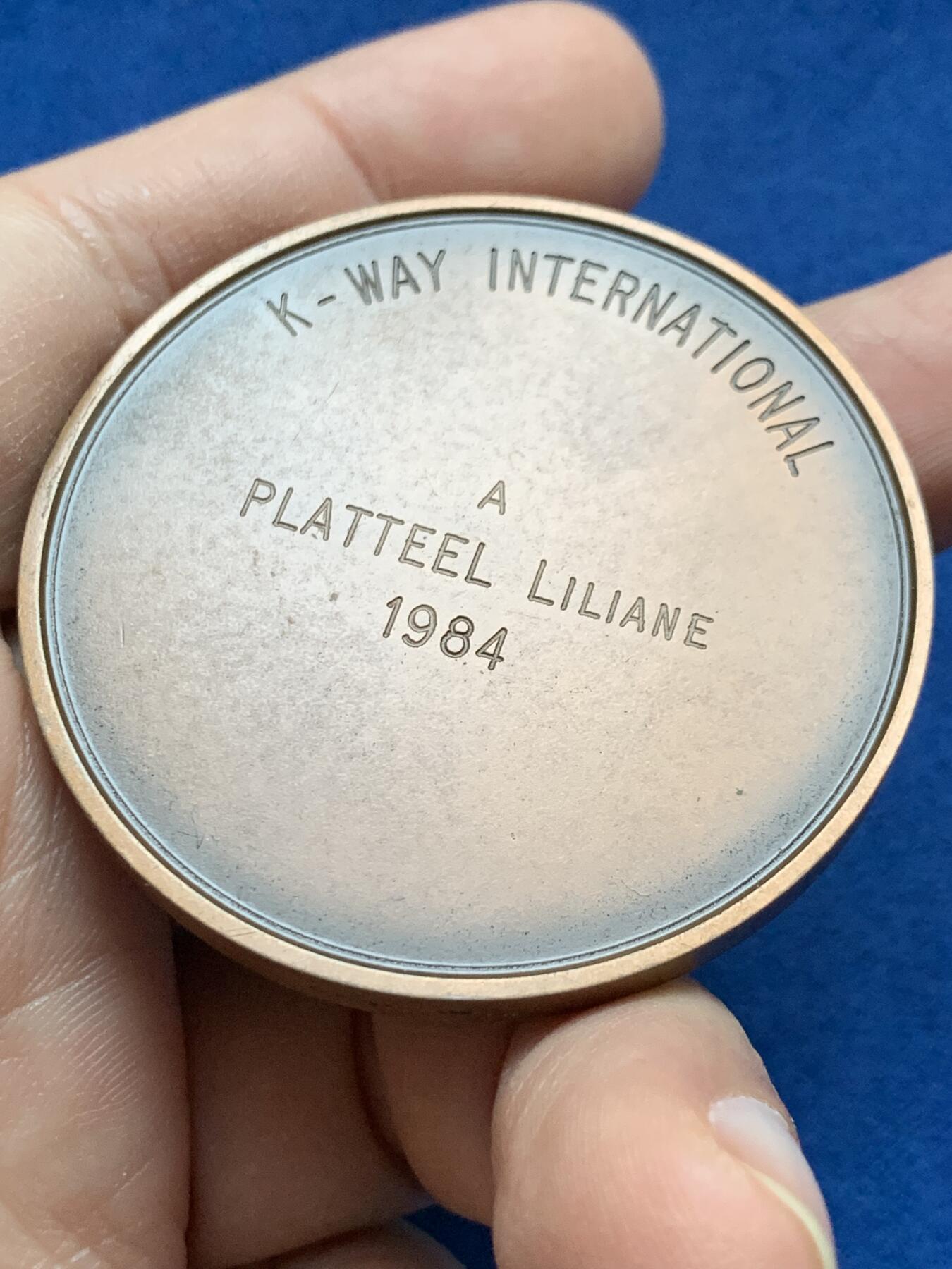 《竞宝斋》第442场 周日，周一，2场连拍 （全场包邮） 1984年K-WAY活动定制纪念章 65克 50mm