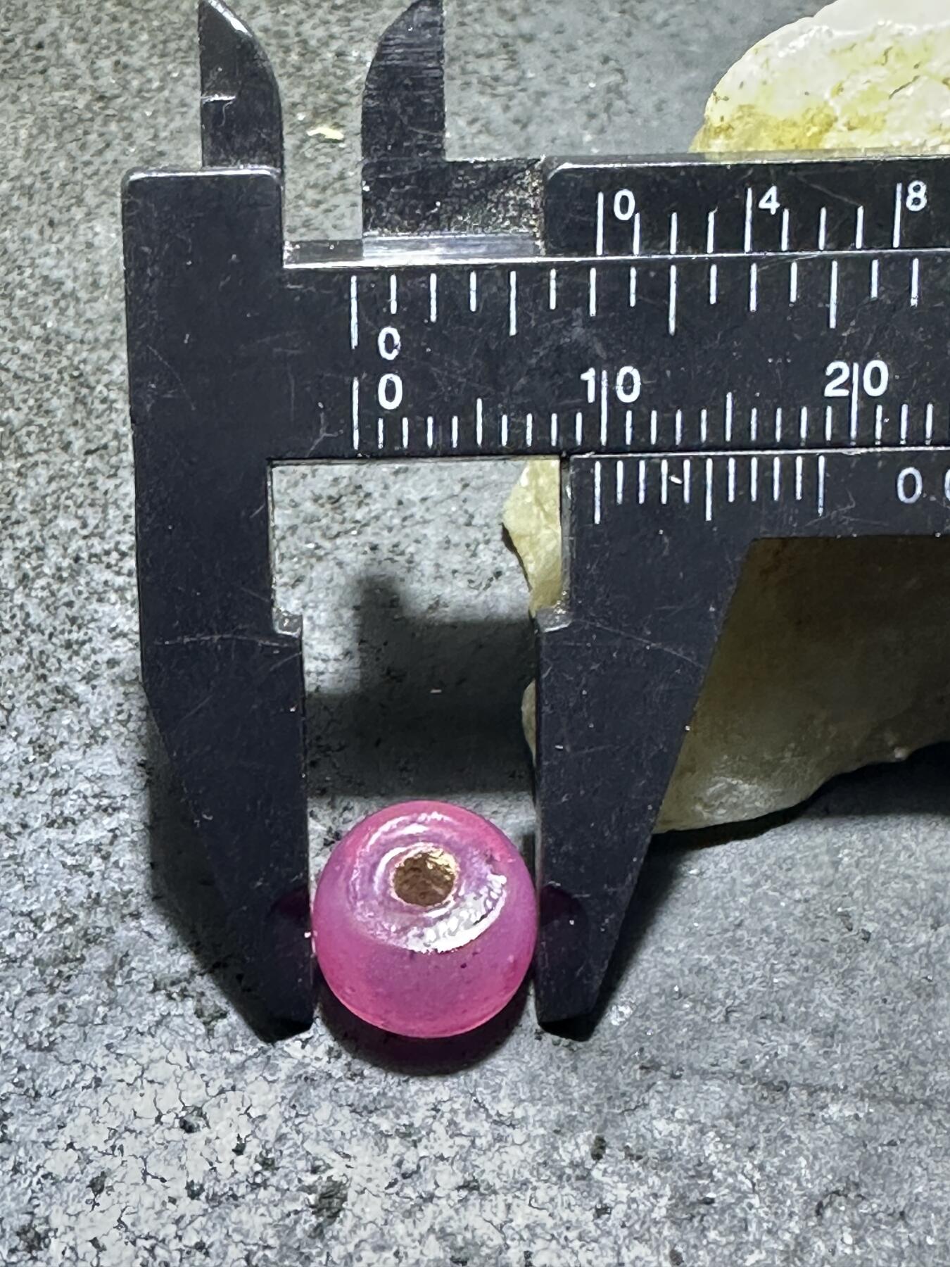 建国前后库存冰透冰粉色琉璃桶珠一颗，